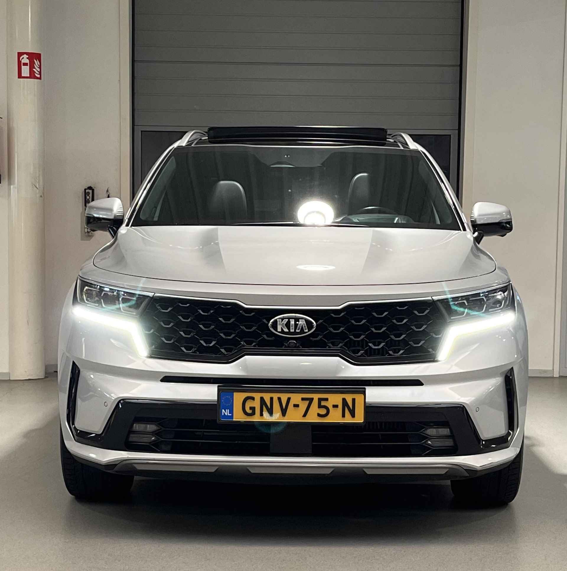 Kia Sorento 1.6 T-GDI Plug-in Hybrid 4WD ExecutiveLine 7p. Navi | Parkeersensoren Voor + Achter | 19”Lichtmetalen Velgen | Climate Control | Apple Carplay /Android Auto  | Elektrisch Verstelbare Voorstoelen | Stoelverwarming Voor + Achter | Stoelkoeling Voor | Elektrisch bedienbare Achterklep | Licht + Regensensor Etc - 2/46