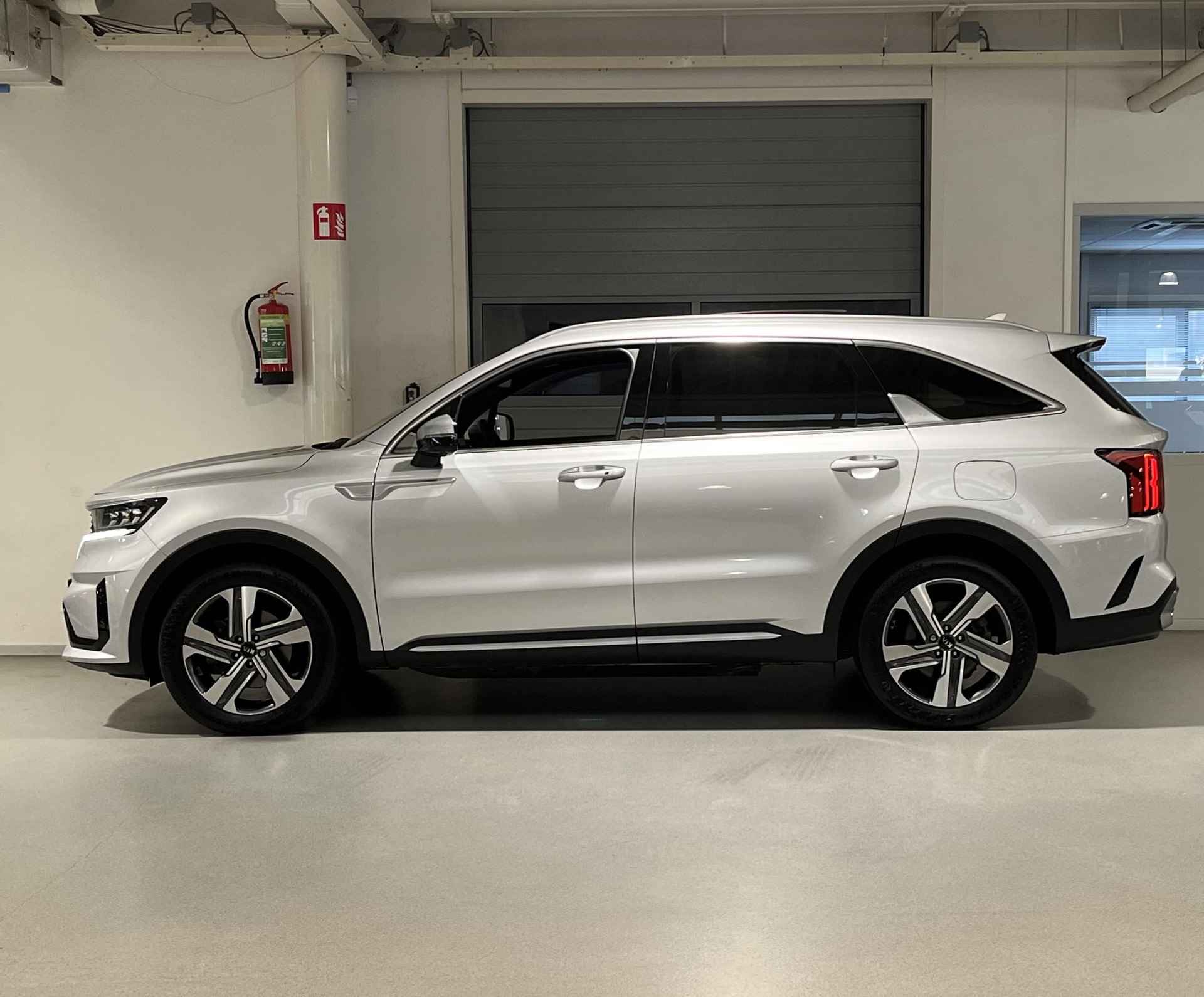 Kia Sorento 1.6 T-GDI Plug-in Hybrid 4WD ExecutiveLine 7p. Navi | Parkeersensoren Voor + Achter | 19”Lichtmetalen Velgen | Climate Control | Apple Carplay /Android Auto  | Elektrisch Verstelbare Voorstoelen | Stoelverwarming Voor + Achter | Stoelkoeling Voor | Elektrisch bedienbare Achterklep | Licht + Regensensor Etc - 4/46