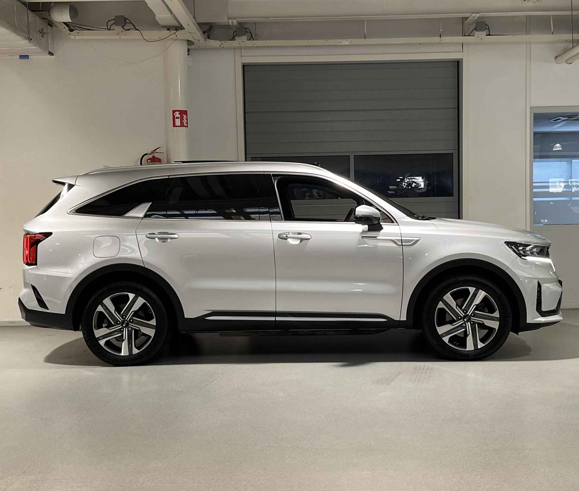 Kia Sorento 1.6 T-GDI Plug-in Hybrid 4WD ExecutiveLine 7p. Navi | Parkeersensoren Voor + Achter | 19”Lichtmetalen Velgen | Climate Control | Apple Carplay /Android Auto  | Elektrisch Verstelbare Voorstoelen | Stoelverwarming Voor + Achter | Stoelkoeling Voor | Elektrisch bedienbare Achterklep | Licht + Regensensor Etc - 8/46