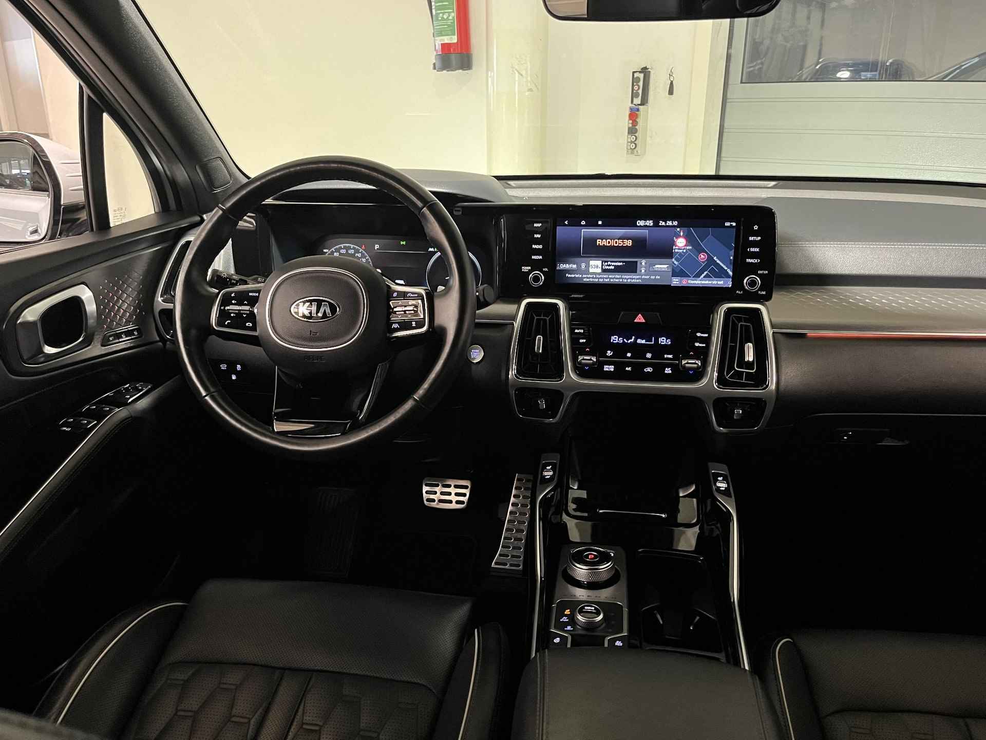 Kia Sorento 1.6 T-GDI Plug-in Hybrid 4WD ExecutiveLine 7p. Navi | Parkeersensoren Voor + Achter | 19”Lichtmetalen Velgen | Climate Control | Apple Carplay /Android Auto  | Elektrisch Verstelbare Voorstoelen | Stoelverwarming Voor + Achter | Stoelkoeling Voor | Elektrisch bedienbare Achterklep | Licht + Regensensor Etc - 44/46