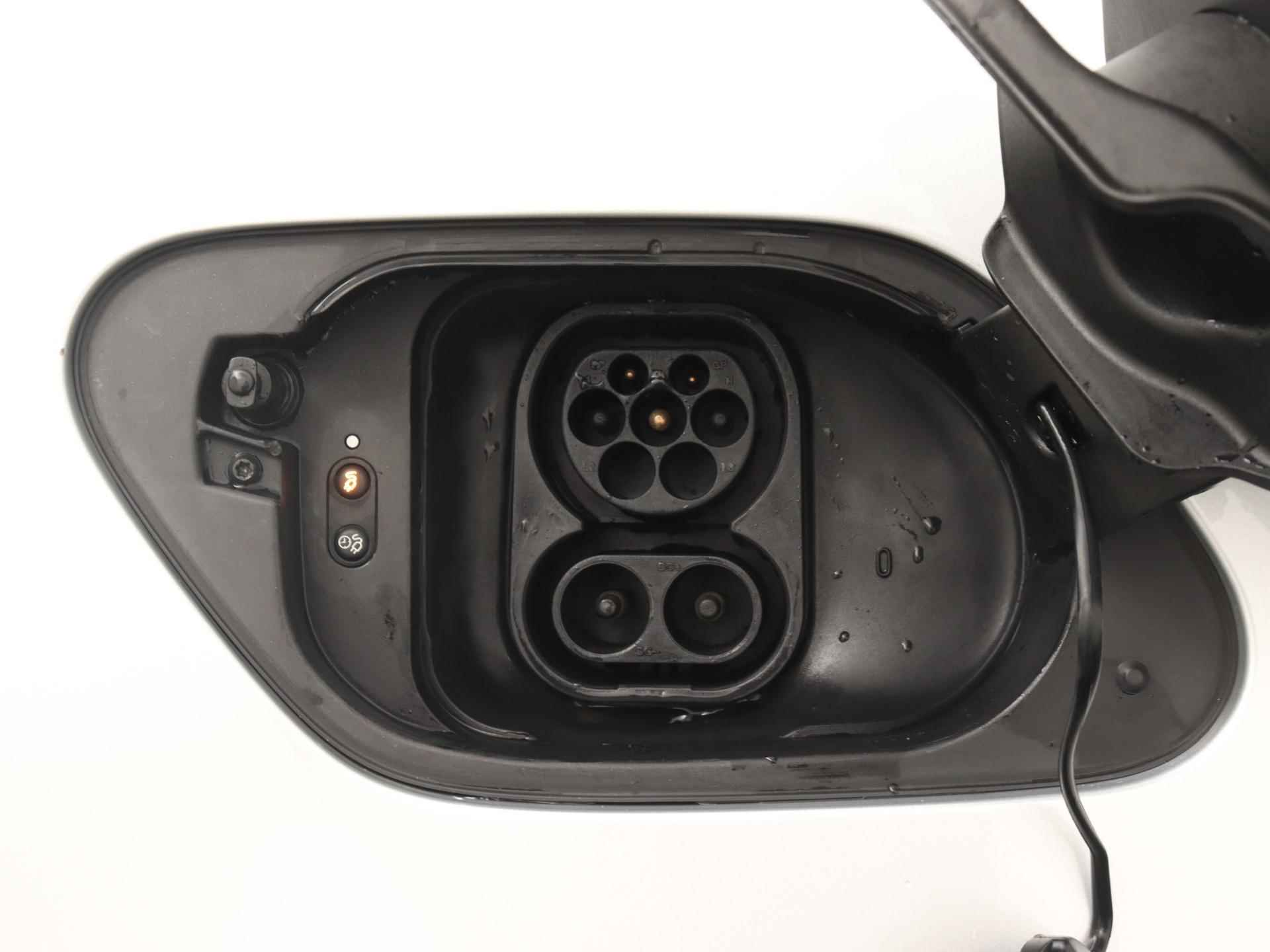 Volkswagen e-Golf e-Golf | NAVIGATIE | CLIMATE CONTROL | STOELVERWARMING | ADAPTIVE CRUISE CONTROL | PARKEERSENSOREN | - 17/18