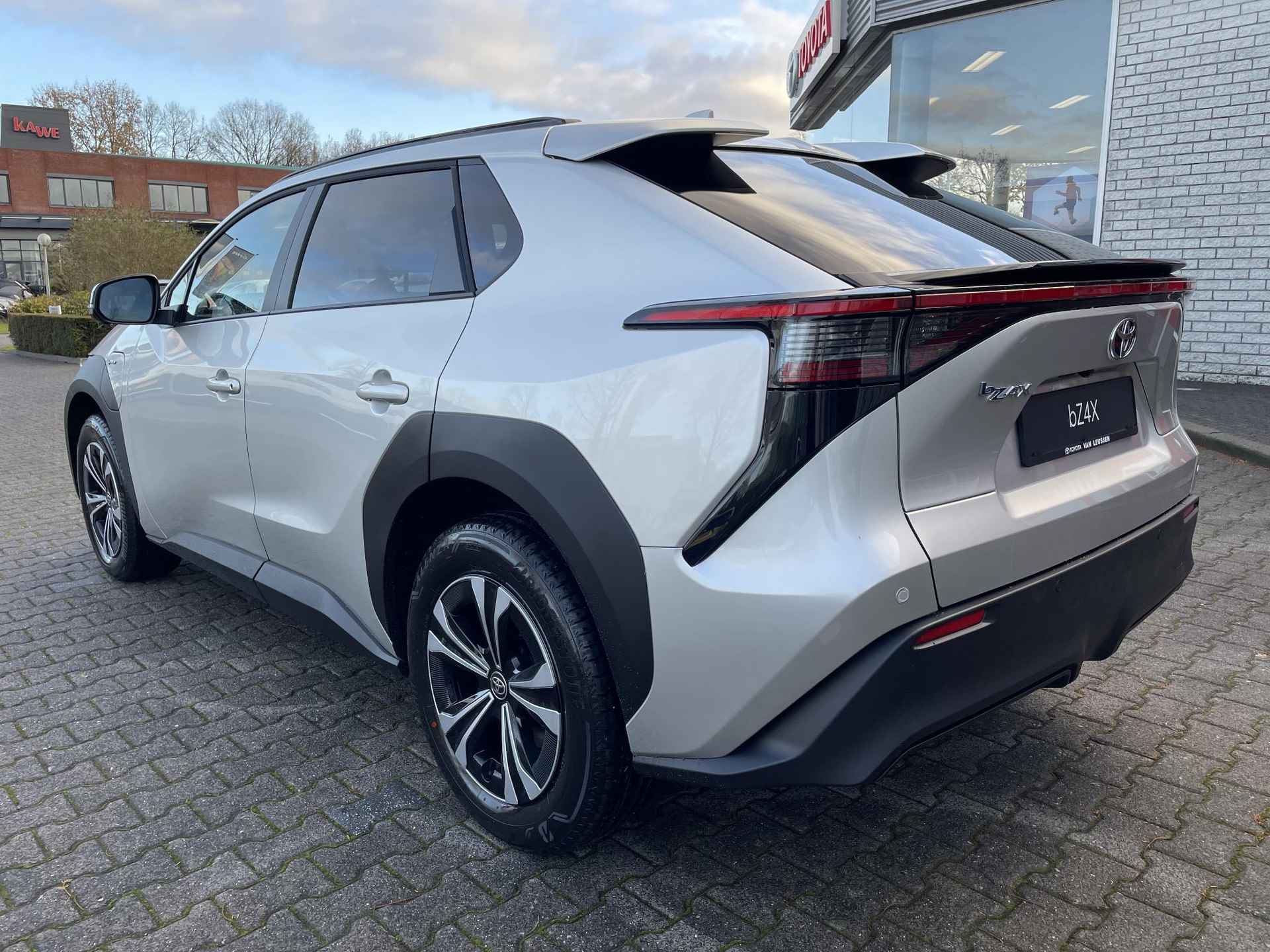 Toyota bZ4X DYNAMIC 71 kWh NIEUW & DIRECT LEVERBAAR!!! STOEL/STUUR/VOORRUITVERW 360° CAMERA BLIND-SPOT PARK-SENSOREN NAVI APPLE/ANDROID WARMTEPOMP - 6/33