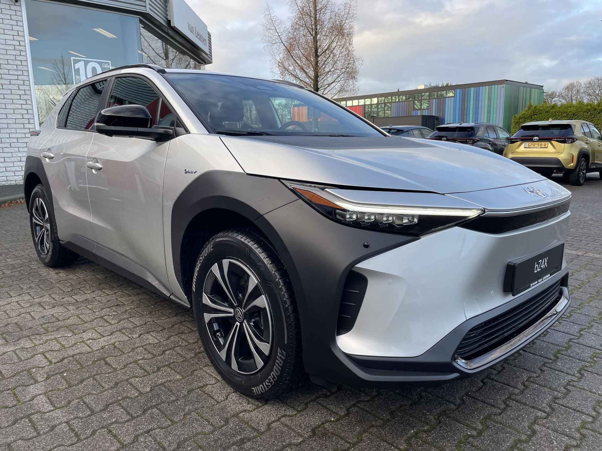 Toyota bZ4X DYNAMIC 71 kWh NIEUW & DIRECT LEVERBAAR!!! STOEL/STUUR/VOORRUITVERW 360° CAMERA BLIND-SPOT PARK-SENSOREN NAVI APPLE/ANDROID WARMTEPOMP - 7/33