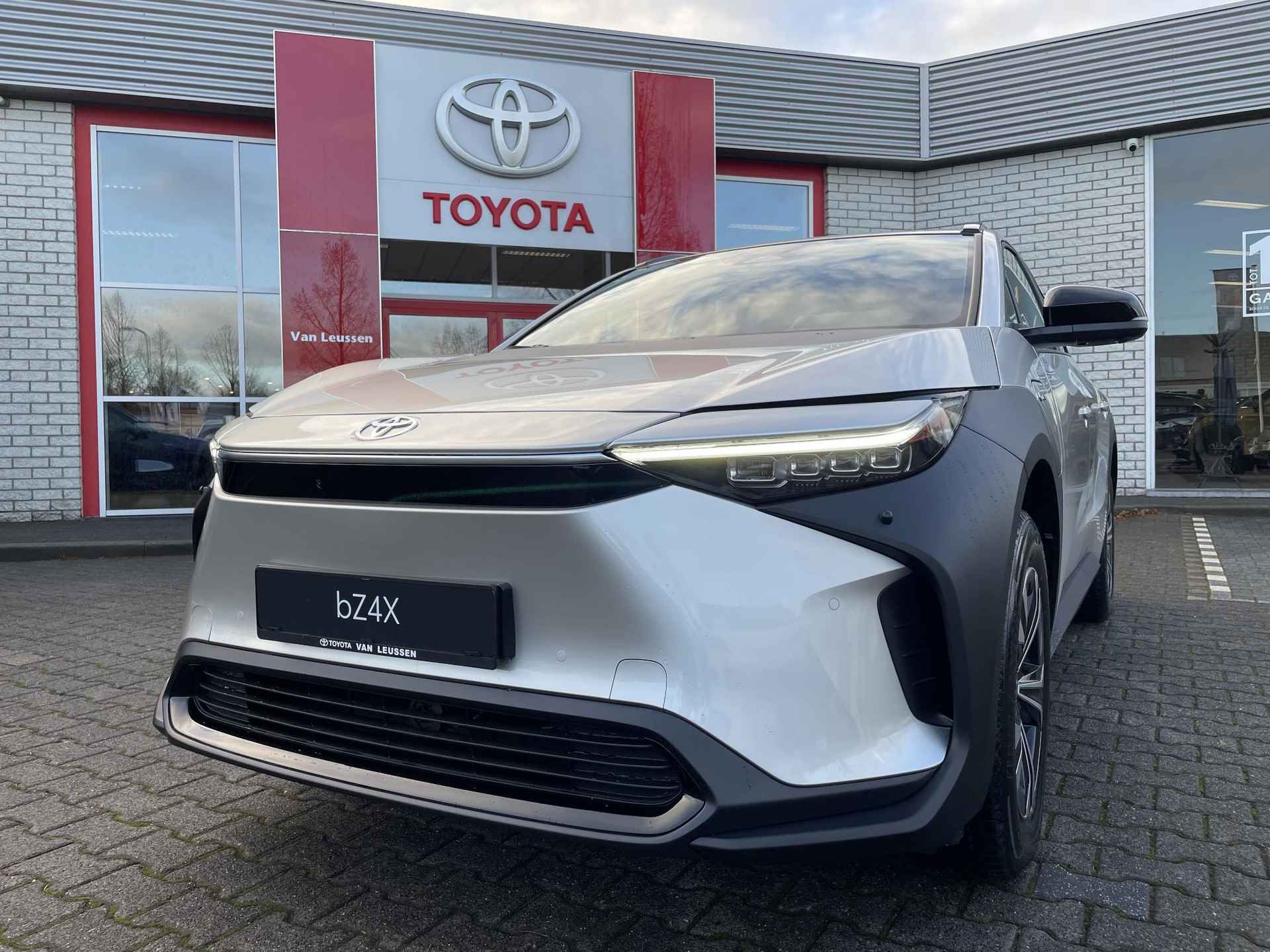 Toyota bZ4X DYNAMIC 71 kWh NIEUW & DIRECT LEVERBAAR!!! STOEL/STUUR/VOORRUITVERW 360° CAMERA BLIND-SPOT PARK-SENSOREN NAVI APPLE/ANDROID WARMTEPOMP - 8/33