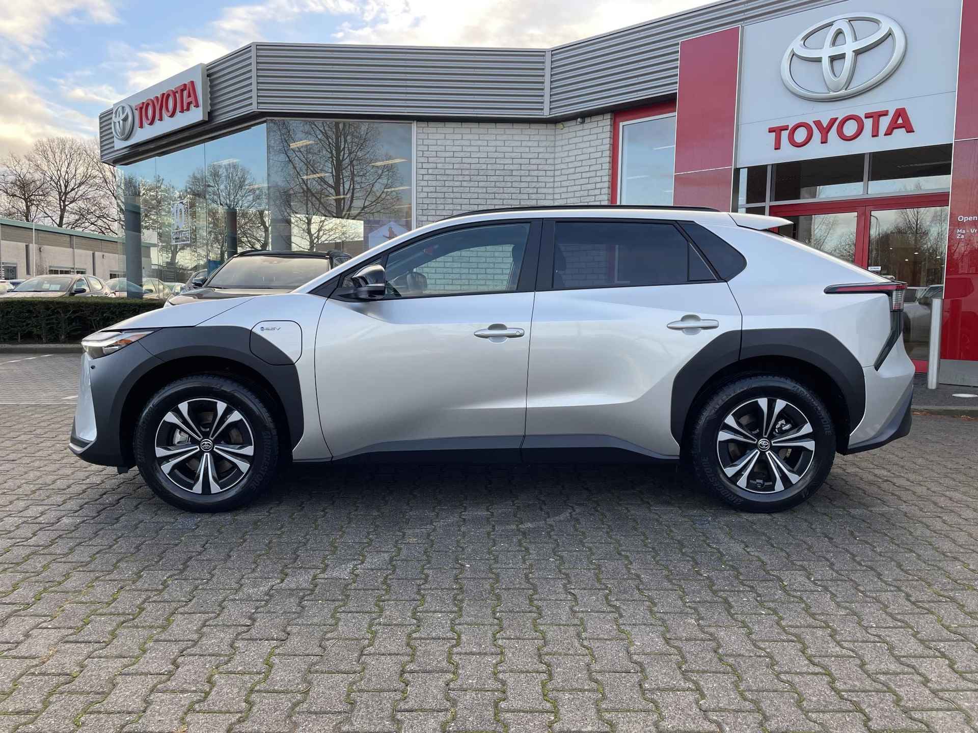 Toyota bZ4X DYNAMIC 71 kWh NIEUW & DIRECT LEVERBAAR!!! STOEL/STUUR/VOORRUITVERW 360° CAMERA BLIND-SPOT PARK-SENSOREN NAVI APPLE/ANDROID WARMTEPOMP - 9/33