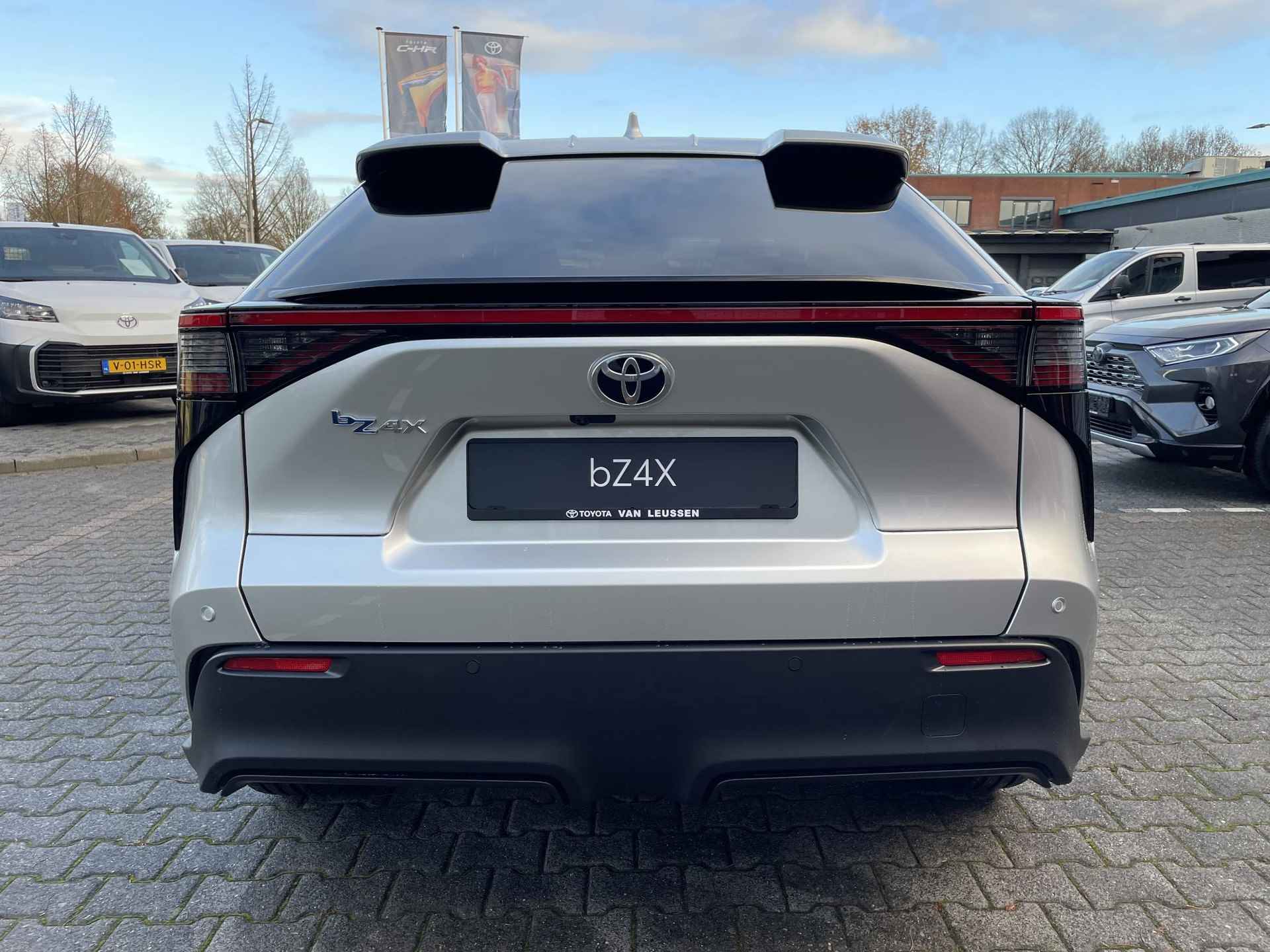 Toyota bZ4X DYNAMIC 71 kWh NIEUW & DIRECT LEVERBAAR!!! STOEL/STUUR/VOORRUITVERW 360° CAMERA BLIND-SPOT PARK-SENSOREN NAVI APPLE/ANDROID WARMTEPOMP - 10/33