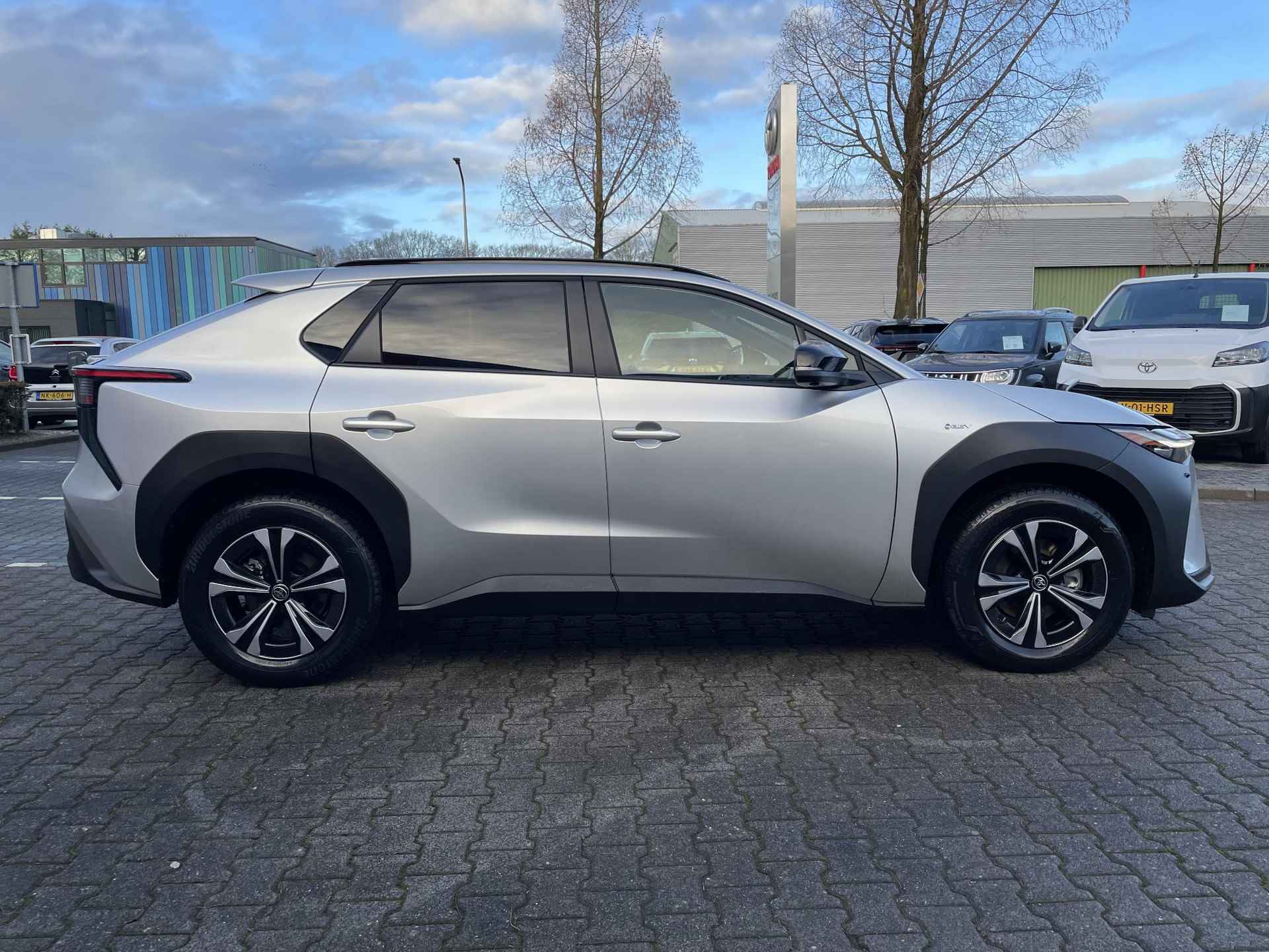 Toyota bZ4X DYNAMIC 71 kWh NIEUW & DIRECT LEVERBAAR!!! STOEL/STUUR/VOORRUITVERW 360° CAMERA BLIND-SPOT PARK-SENSOREN NAVI APPLE/ANDROID WARMTEPOMP - 11/33