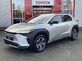 Toyota bZ4X DYNAMIC 71 kWh NIEUW & DIRECT LEVERBAAR!!! STOEL/STUUR/VOORRUITVERW 360° CAMERA BLIND-SPOT PARK-SENSOREN NAVI APPLE/ANDROID WARMTEPOMP