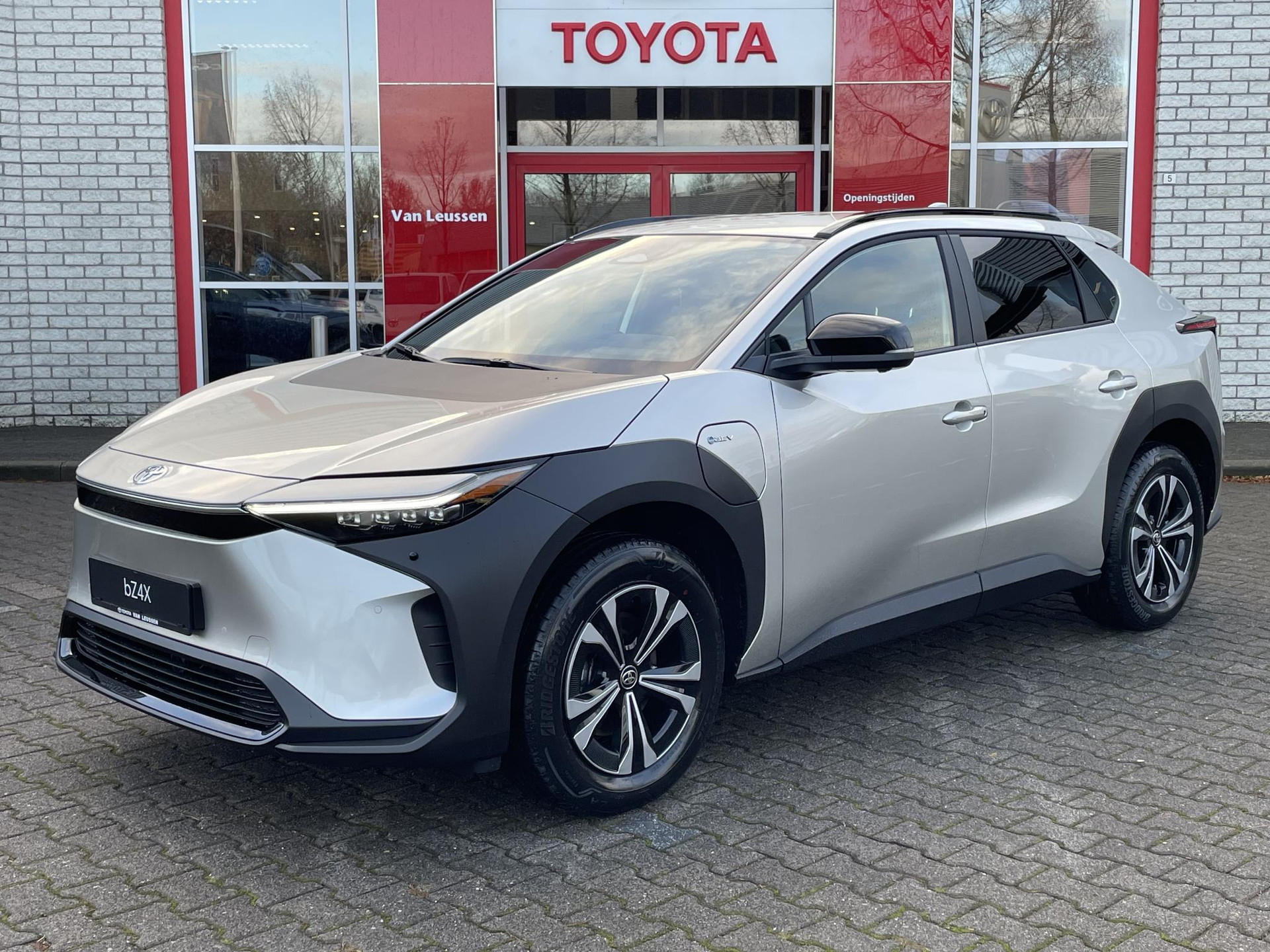 Toyota bZ4X DYNAMIC 71 kWh NIEUW & DIRECT LEVERBAAR!!! STOEL/STUUR/VOORRUITVERW 360° CAMERA BLIND-SPOT PARK-SENSOREN NAVI APPLE/ANDROID WARMTEPOMP