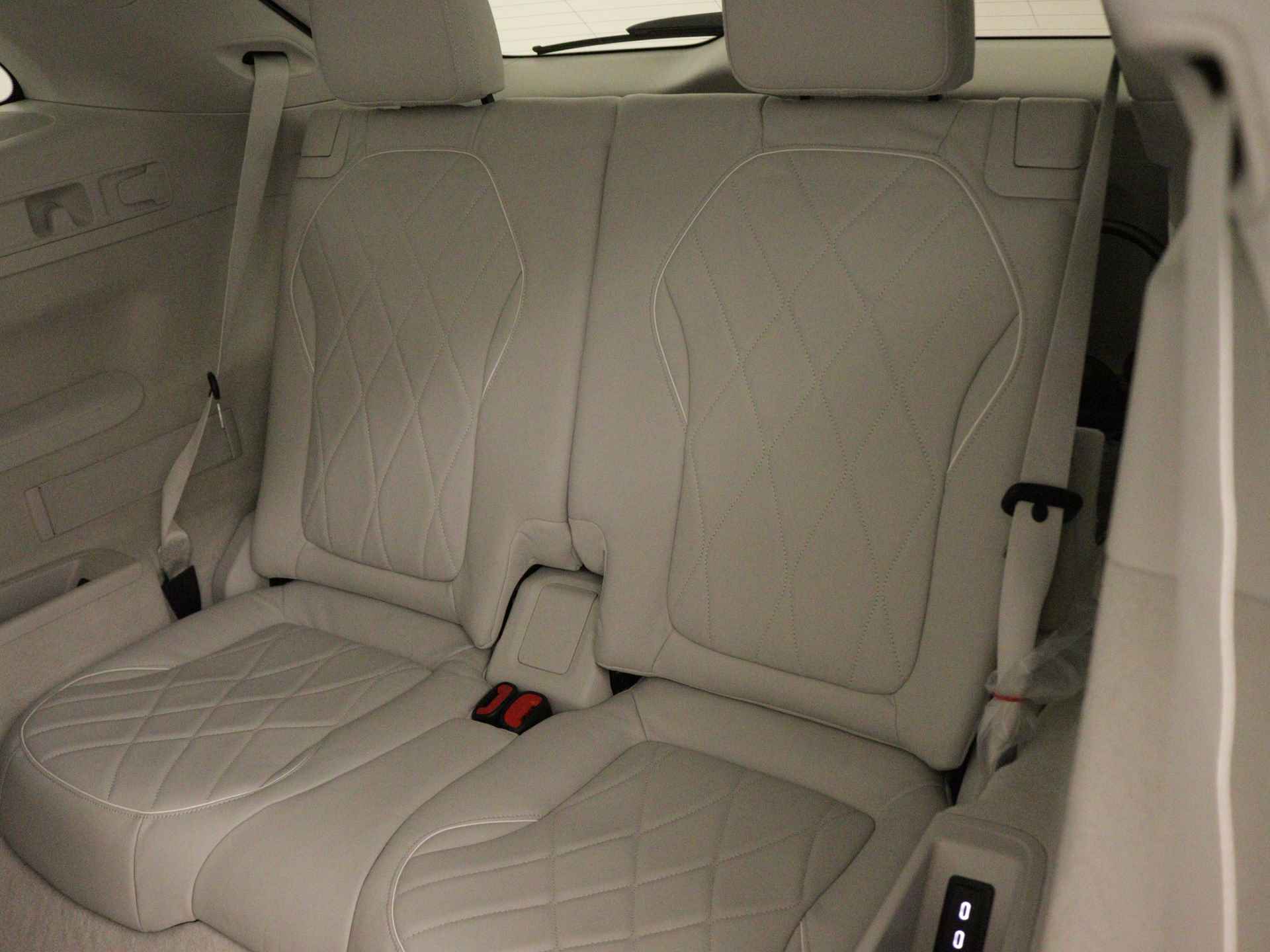 Mercedes-Benz EQS SUV 580 4MATIC AMG Line 7p 118 kWh | Trekhaak | Akoestiekcomfortpakket | Burmester® 3D-surround sound system | KEYLESS GO-comfortpakket| Head-up display | MBUX met augmented reality | Ambient lighting plus | Rijassistentiepakket Plus | - 25/39