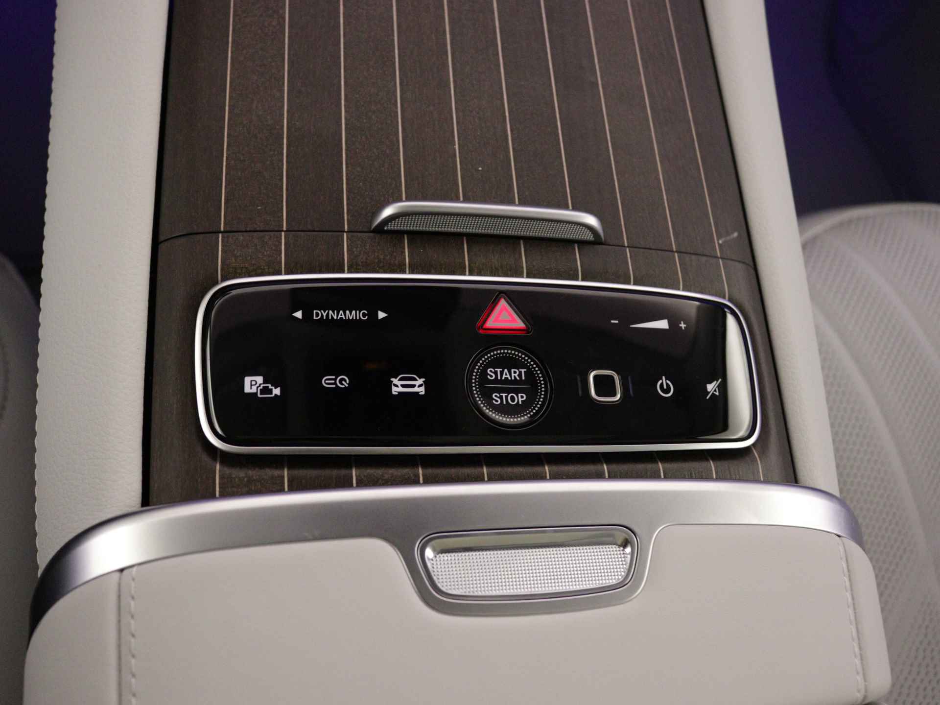 Mercedes-Benz EQS SUV 580 4MATIC AMG Line 7p 118 kWh | Trekhaak | Akoestiekcomfortpakket | Burmester® 3D-surround sound system | KEYLESS GO-comfortpakket| Head-up display | MBUX met augmented reality | Ambient lighting plus | Rijassistentiepakket Plus | - 29/39