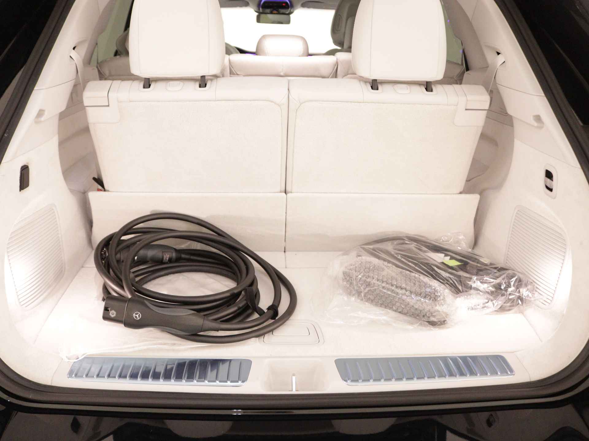 Mercedes-Benz EQS SUV 580 4MATIC AMG Line 7p 118 kWh | Trekhaak | Akoestiekcomfortpakket | Burmester® 3D-surround sound system | KEYLESS GO-comfortpakket| Head-up display | MBUX met augmented reality | Ambient lighting plus | Rijassistentiepakket Plus | - 34/39
