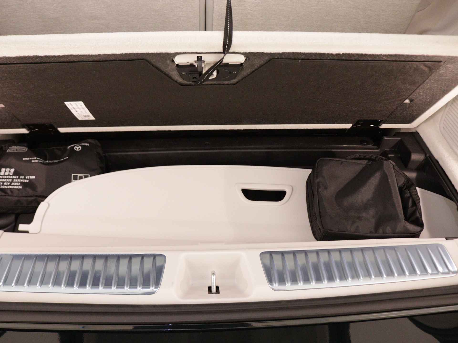 Mercedes-Benz EQS SUV 580 4MATIC AMG Line 7p 118 kWh | Trekhaak | Akoestiekcomfortpakket | Burmester® 3D-surround sound system | KEYLESS GO-comfortpakket| Head-up display | MBUX met augmented reality | Ambient lighting plus | Rijassistentiepakket Plus | - 35/39