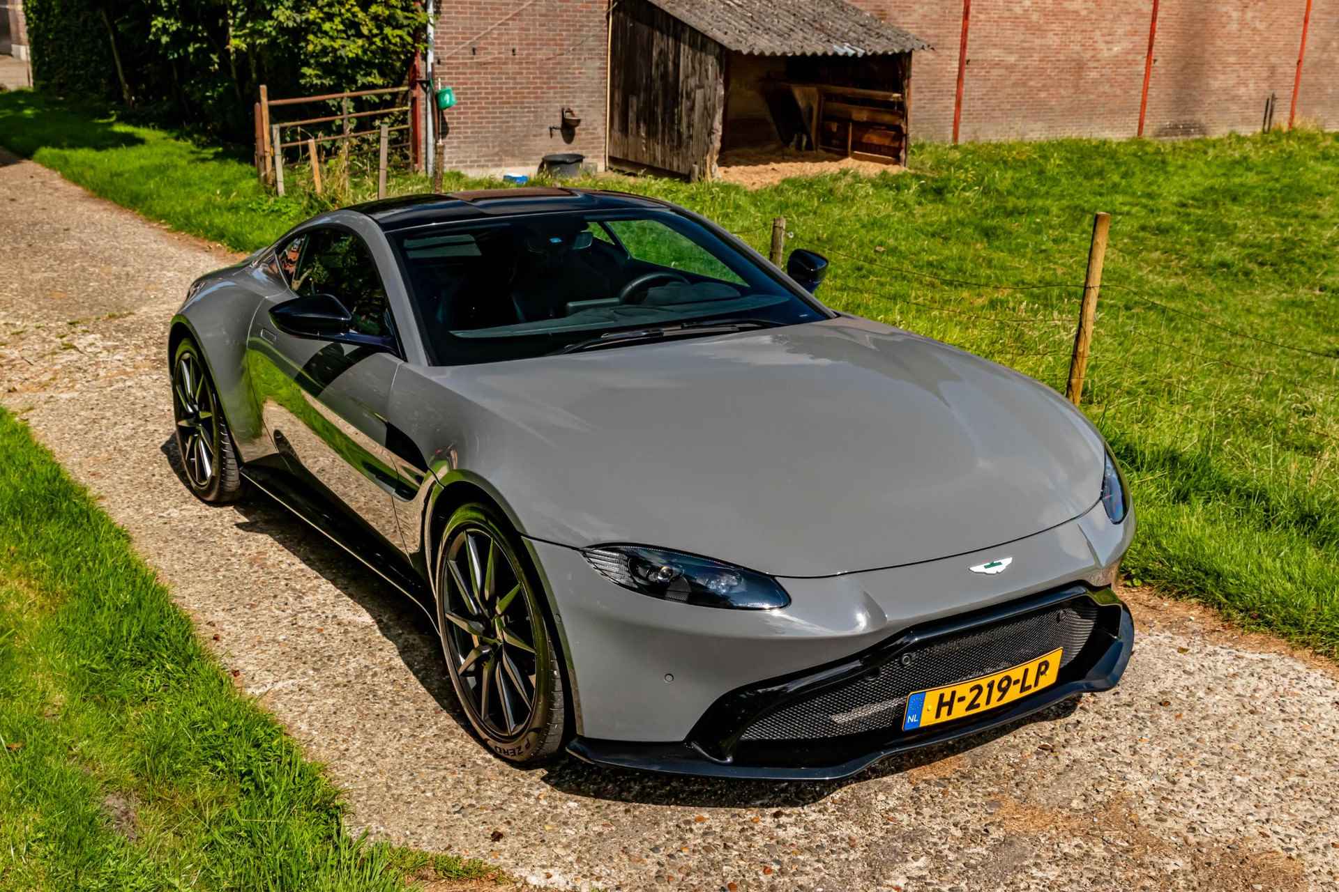 Aston Martin Vantage 4.0 V8 - 64/100