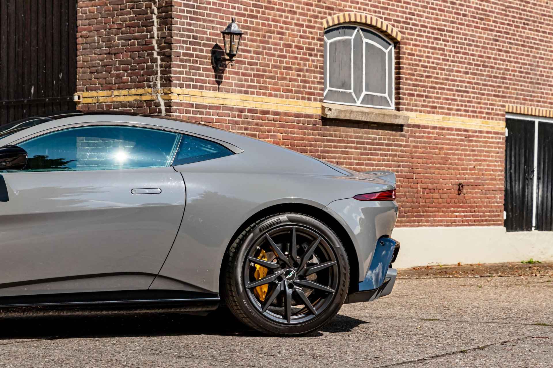 Aston Martin Vantage 4.0 V8 - 73/100