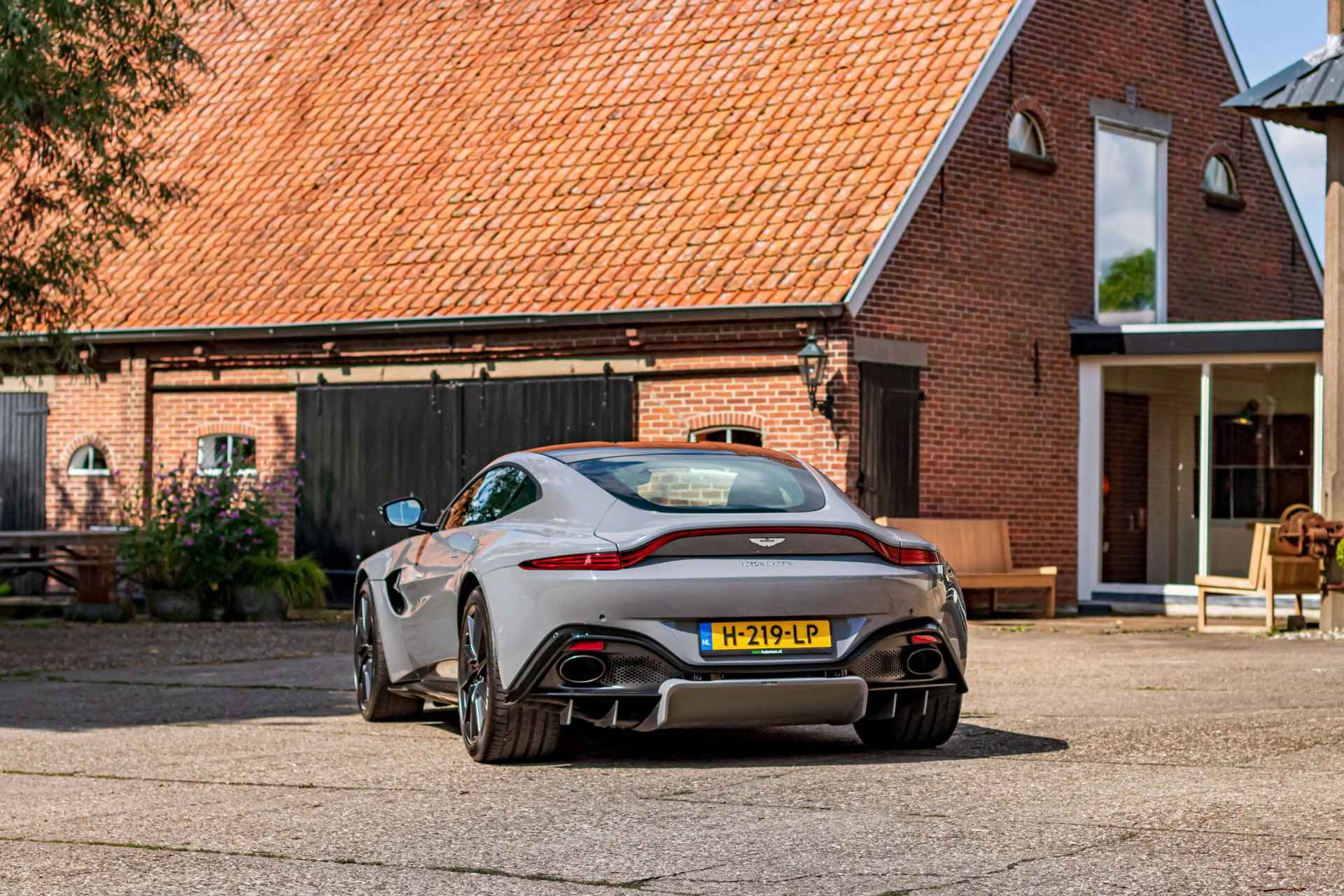 Aston Martin Vantage 4.0 V8 - 76/100