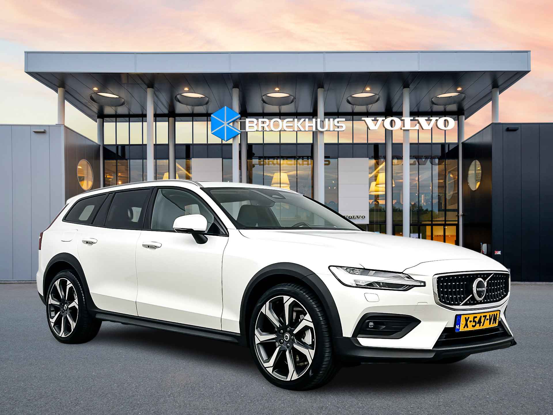 Volvo V60 Cross Country B5 AWD Ultimate - 3/37