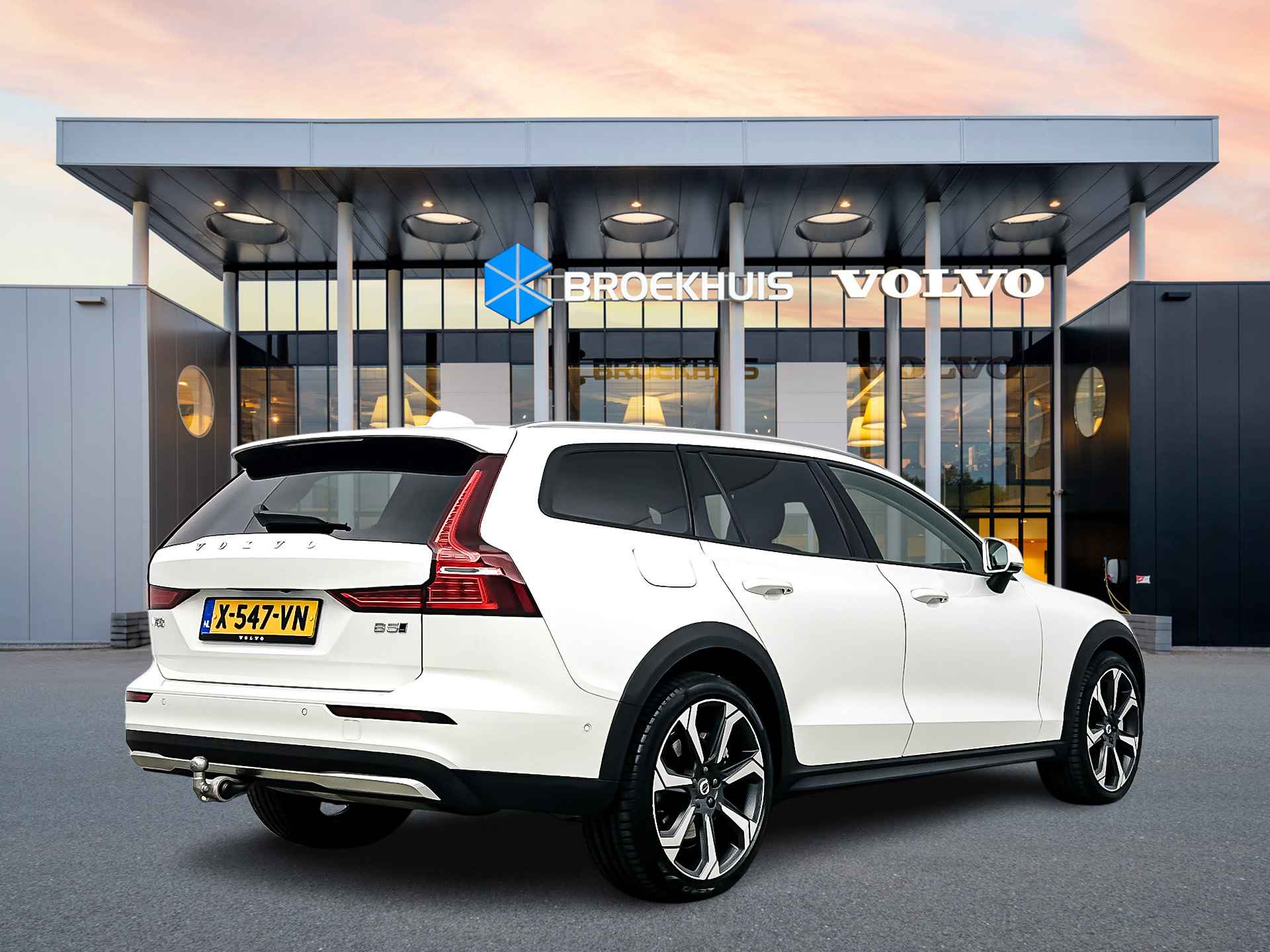 Volvo V60 Cross Country B5 AWD Ultimate - 4/37