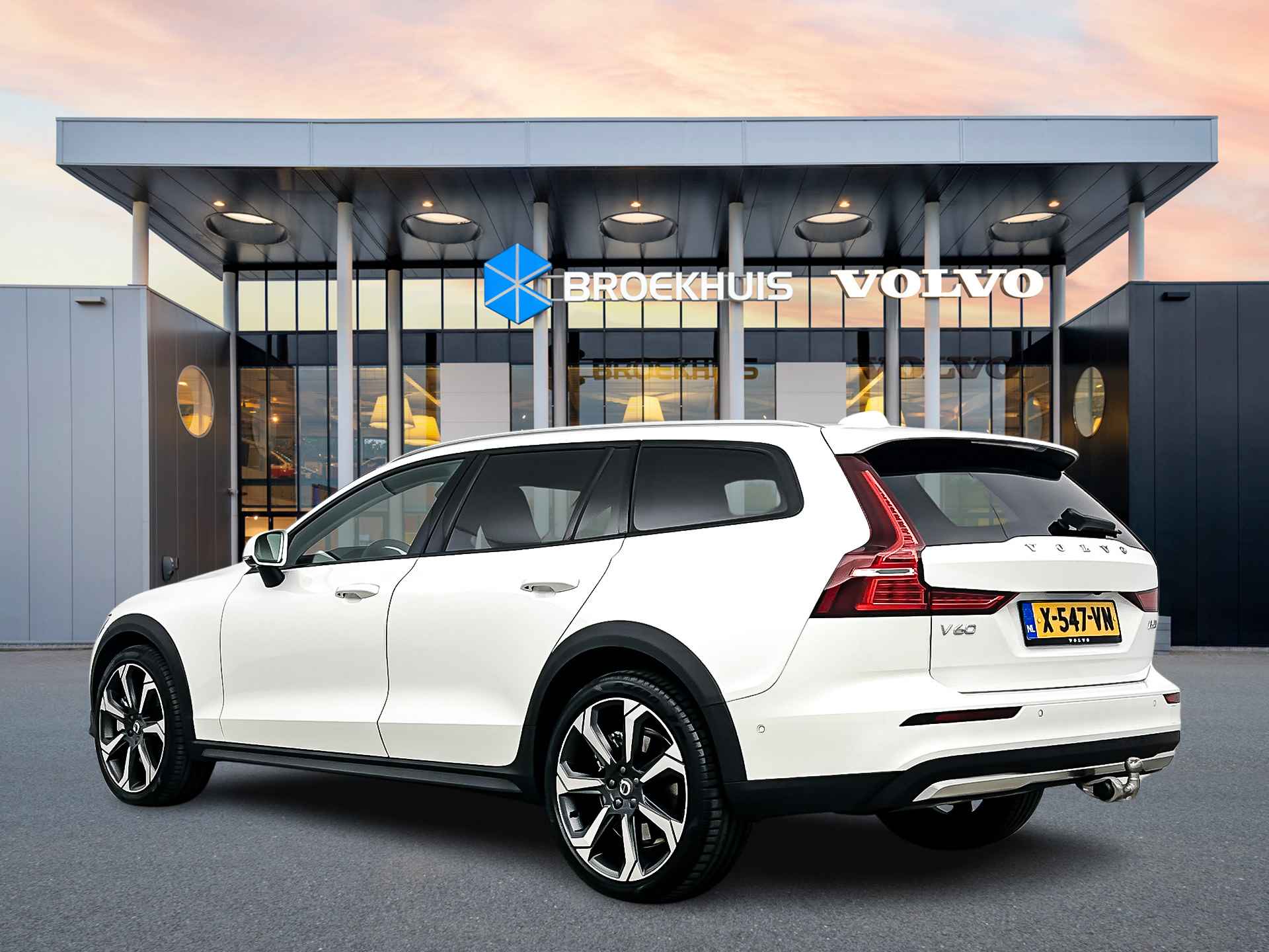 Volvo V60 Cross Country B5 AWD Ultimate - 5/37