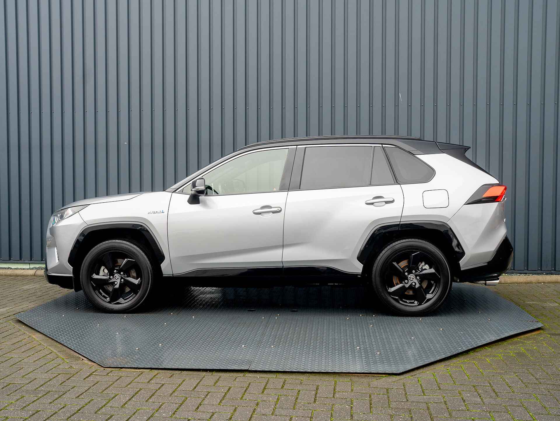 Toyota RAV4 2.5 Hybrid AWD Bi-Tone | Trekhaak afnb. | Stuur & Stoel verw. | Alarm | Prijs Rijklaar!! - 2/47