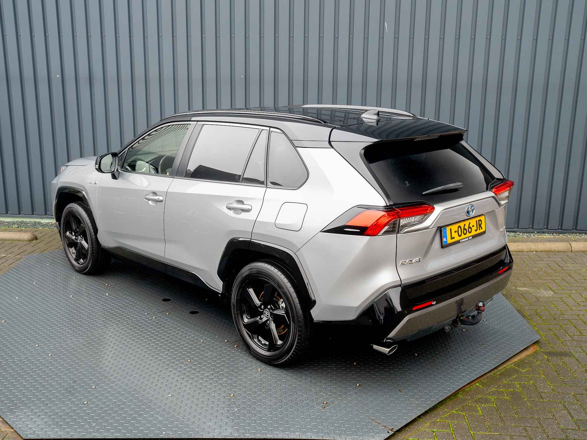 Toyota RAV4 2.5 Hybrid AWD Bi-Tone | Trekhaak afnb. | Stuur & Stoel verw. | Alarm | Prijs Rijklaar!! - 38/47