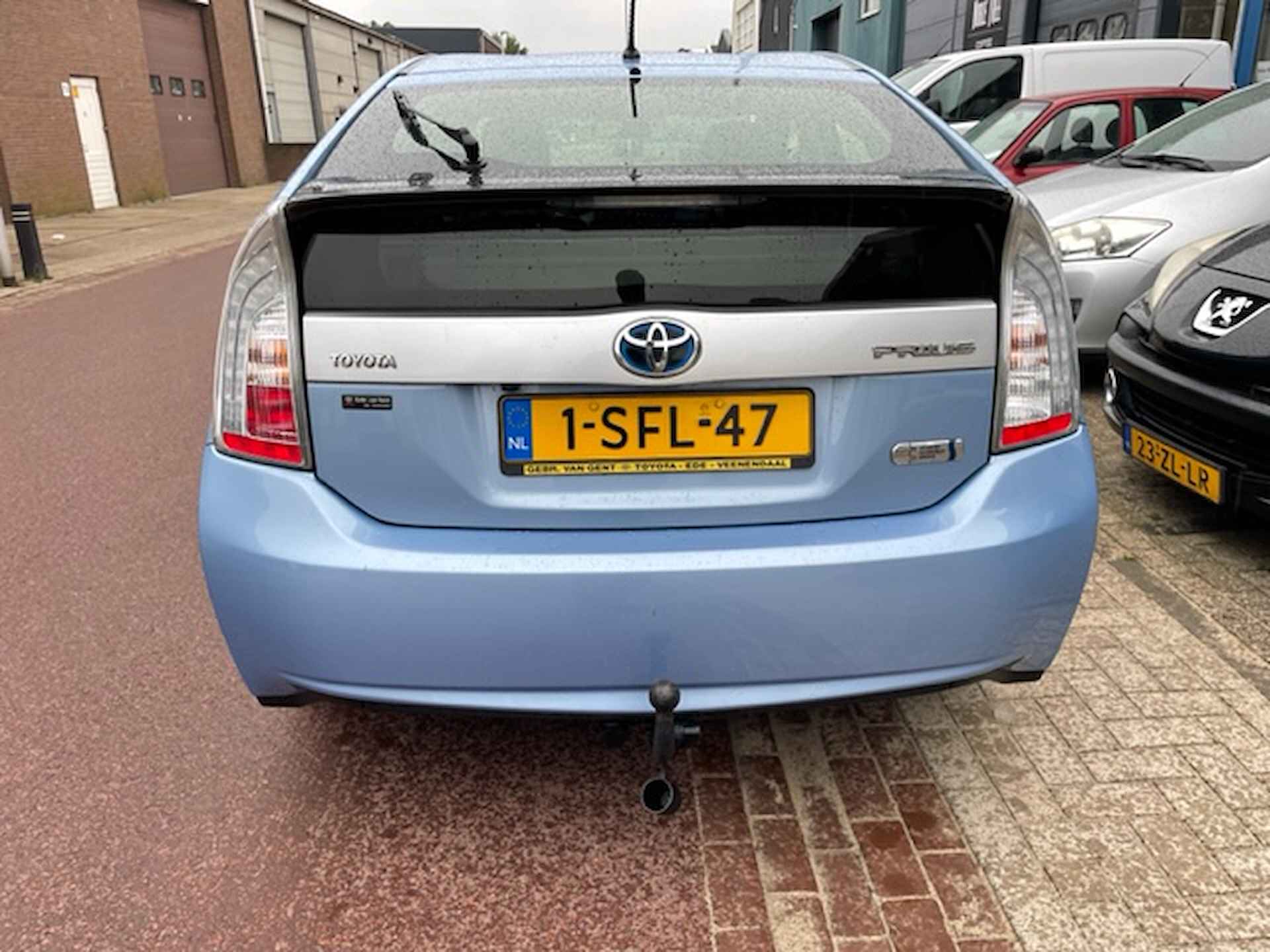 Toyota Prius 1.8 Plug-in Aspiration 2013 NAP Navigatie Half LEDER 2e eigenaar - APK feb-2025. Alle boekjes zijn aanwezig. - 4/36