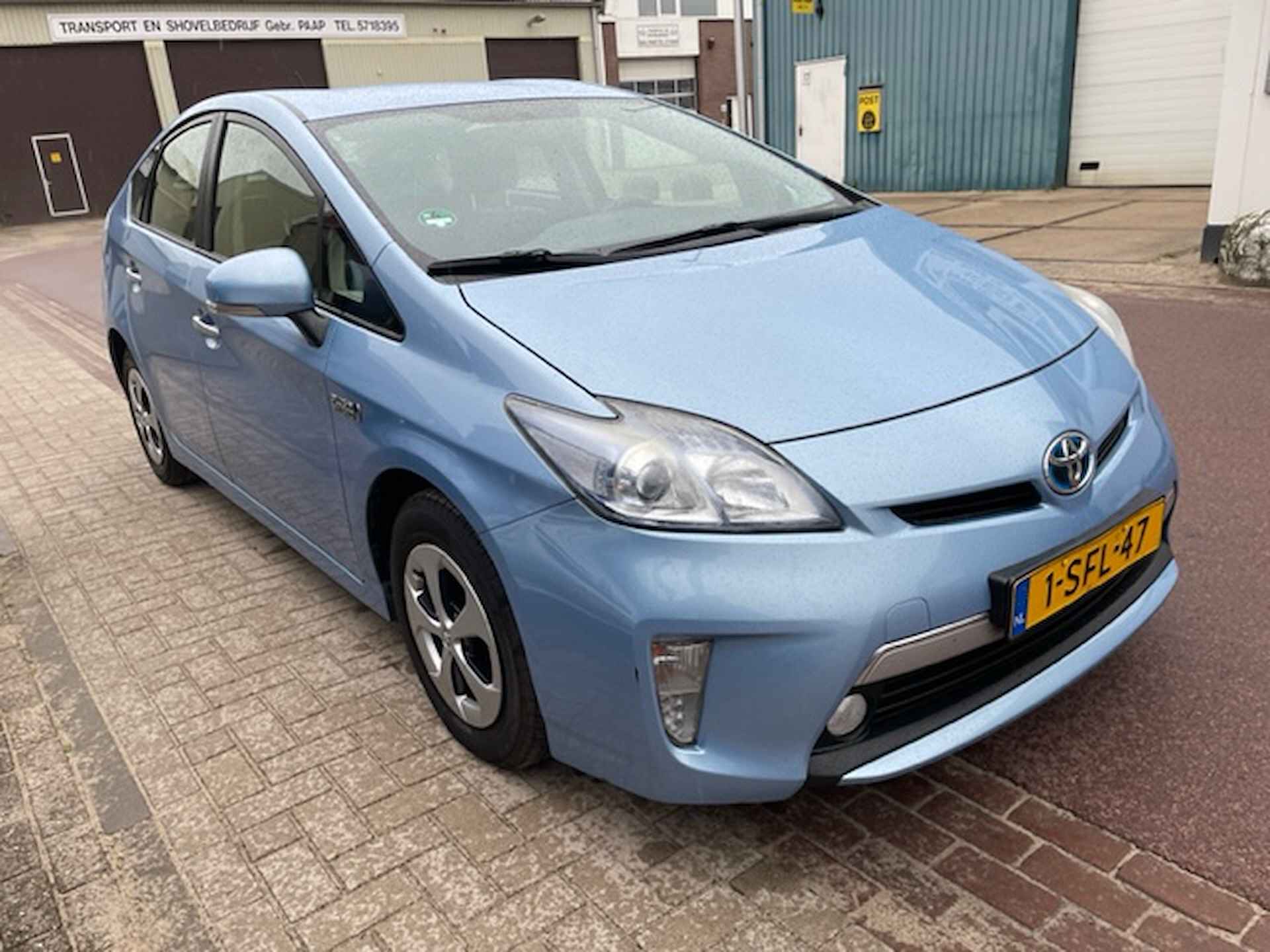 Toyota Prius 1.8 Plug-in Aspiration 2013 NAP Navigatie Half LEDER 2e eigenaar - APK feb-2025. Alle boekjes zijn aanwezig. - 7/36