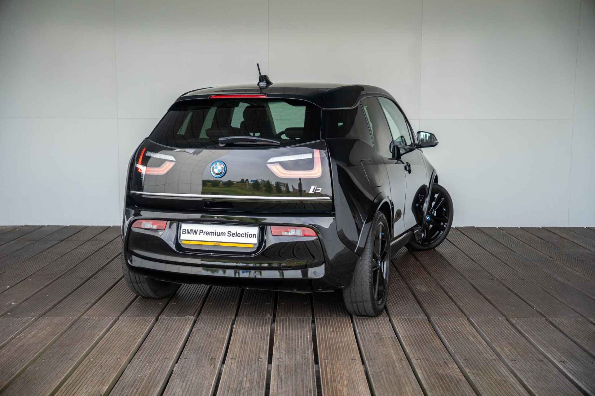 BMW i3 Dark Shadow Edition 120Ah 42 kWh | Achteruitrijcamera |Stoelverwarming |Extra getint glas | 20 inch - 2/29