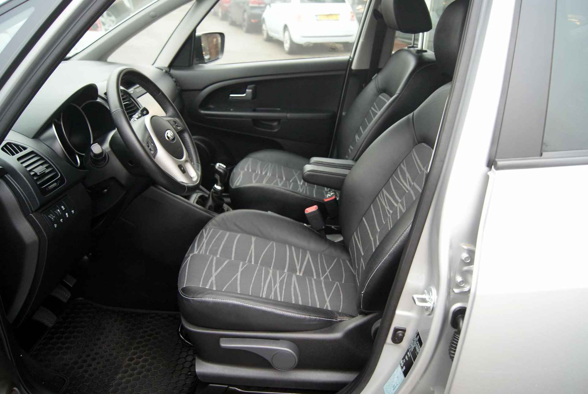 Kia Venga 1.6 CVVT ExecutiveLine Navi,Camera,Pdc,RIJKLAARPRIJS!! - 12/25