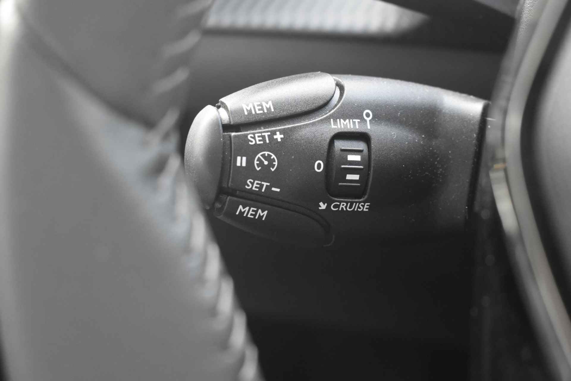 Peugeot 208 1.2 PureTech Allure Pack / Carplay / Camera / Keyless / Nieuwstaat - 20/43