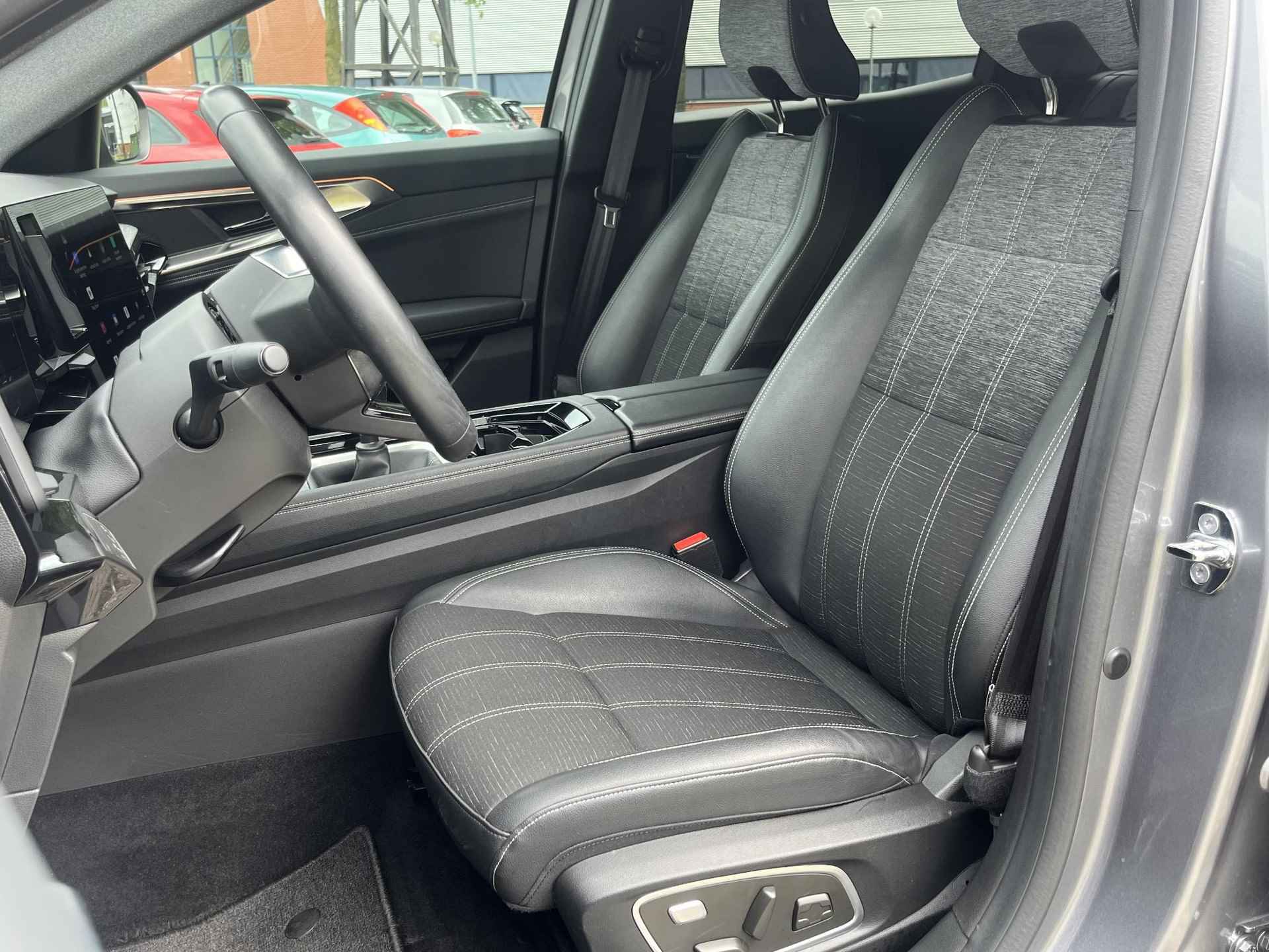 Renault Austral Mild Hybrid Advanced 130 Techno / 360 Graden Camera / Adaptief Cruise Control / Apple Carplay & Android Auto / Elektrische Stoelen / Stoelverwarming / Massage Stoelen / Licht metalen velgen 19" / Navigatie / Parkeersensoren voor + achter / - 7/52