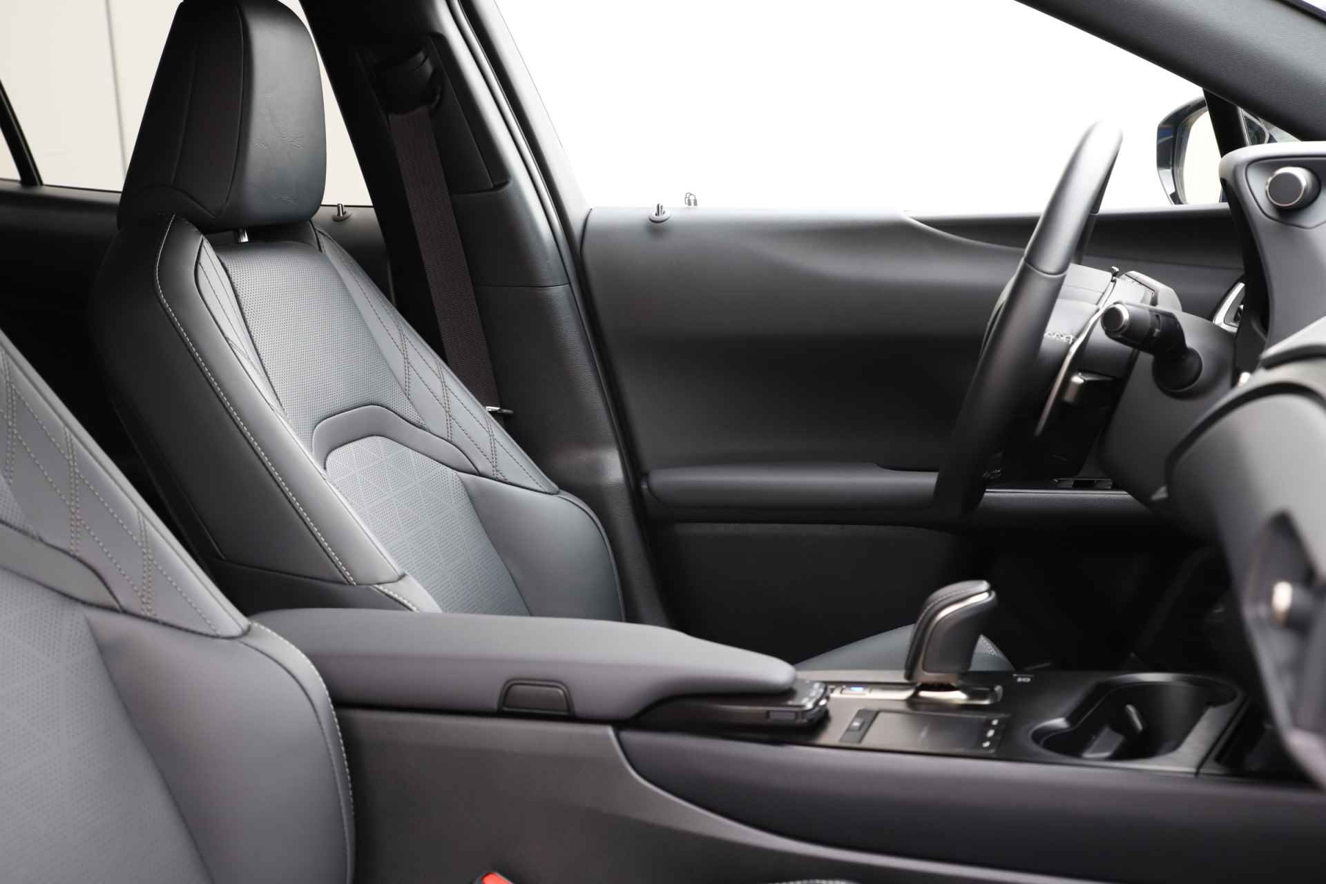 Lexus UX 300e Luxury 204pk Full Electric | Full Options - 8/61