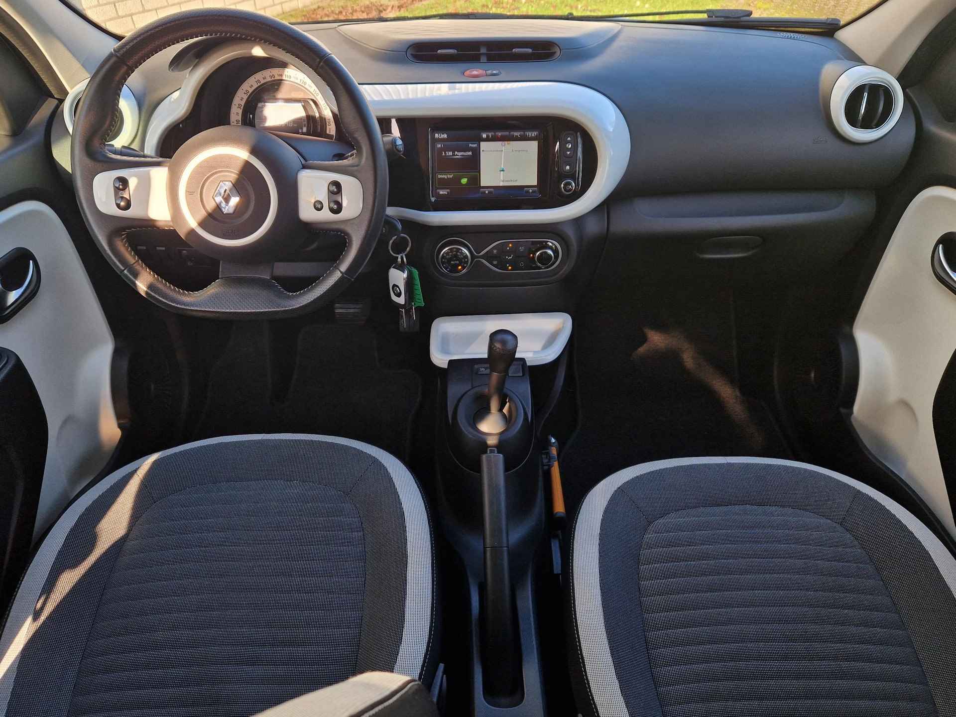 Renault Twingo 1.0 Intens Automaat / 1e Eigenaar / Dealer Onderhouden / Achteruitrijcamera / All Season Banden / Apple Carplay / Android Auto / Parkeersensoren Achter / - 2/33