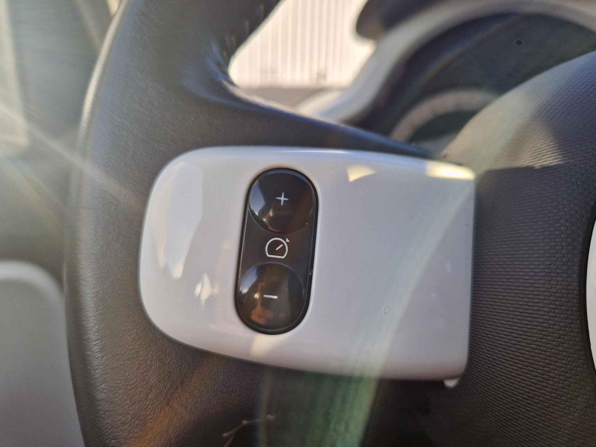 Renault Twingo 1.0 Intens Automaat / 1e Eigenaar / Dealer Onderhouden / Achteruitrijcamera / All Season Banden / Apple Carplay / Android Auto / Parkeersensoren Achter / - 12/33