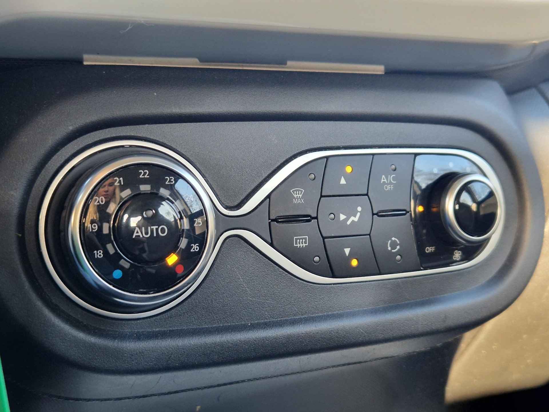 Renault Twingo 1.0 Intens Automaat / 1e Eigenaar / Dealer Onderhouden / Achteruitrijcamera / All Season Banden / Apple Carplay / Android Auto / Parkeersensoren Achter / - 16/33