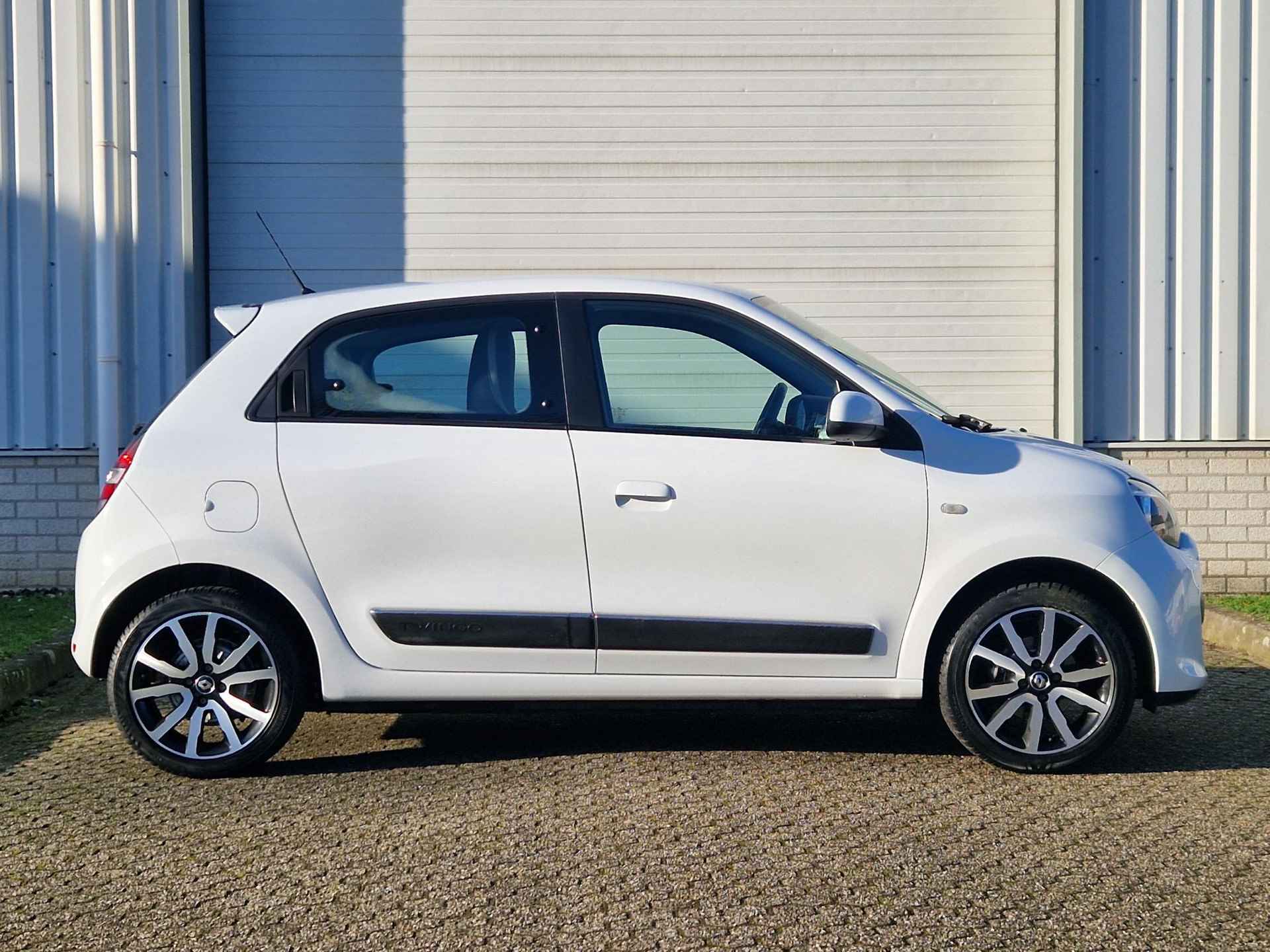 Renault Twingo 1.0 Intens Automaat / 1e Eigenaar / Dealer Onderhouden / Achteruitrijcamera / All Season Banden / Apple Carplay / Android Auto / Parkeersensoren Achter / - 19/33