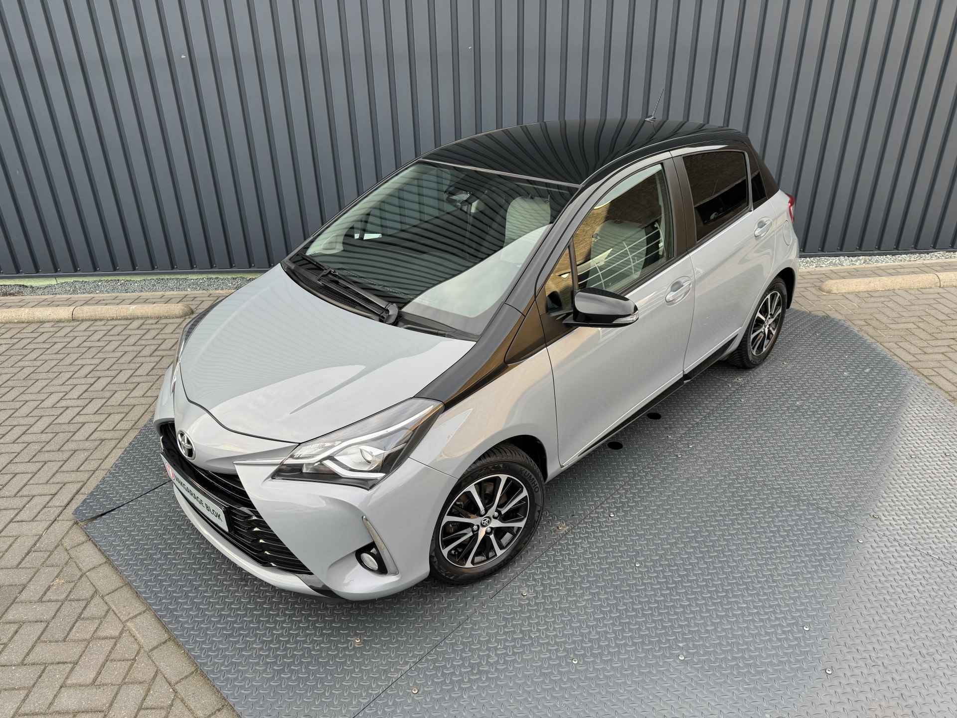 Toyota Yaris 1.5 VVT-i Bi-Tone | 4x nieuwe All Season banden | 12 mnd Bovag GARANTIE | Rijklaar!! - 3/39