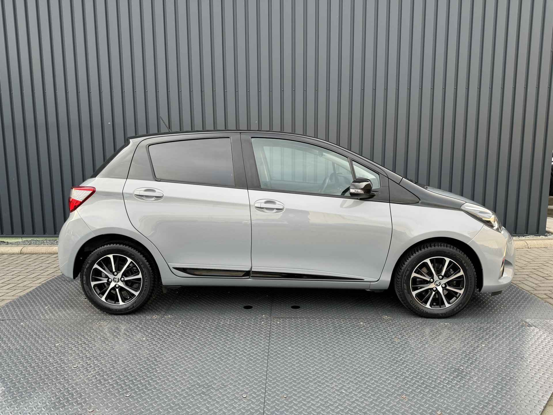 Toyota Yaris 1.5 VVT-i Bi-Tone | 4x nieuwe All Season banden | 12 mnd Bovag GARANTIE | Rijklaar!! - 9/39