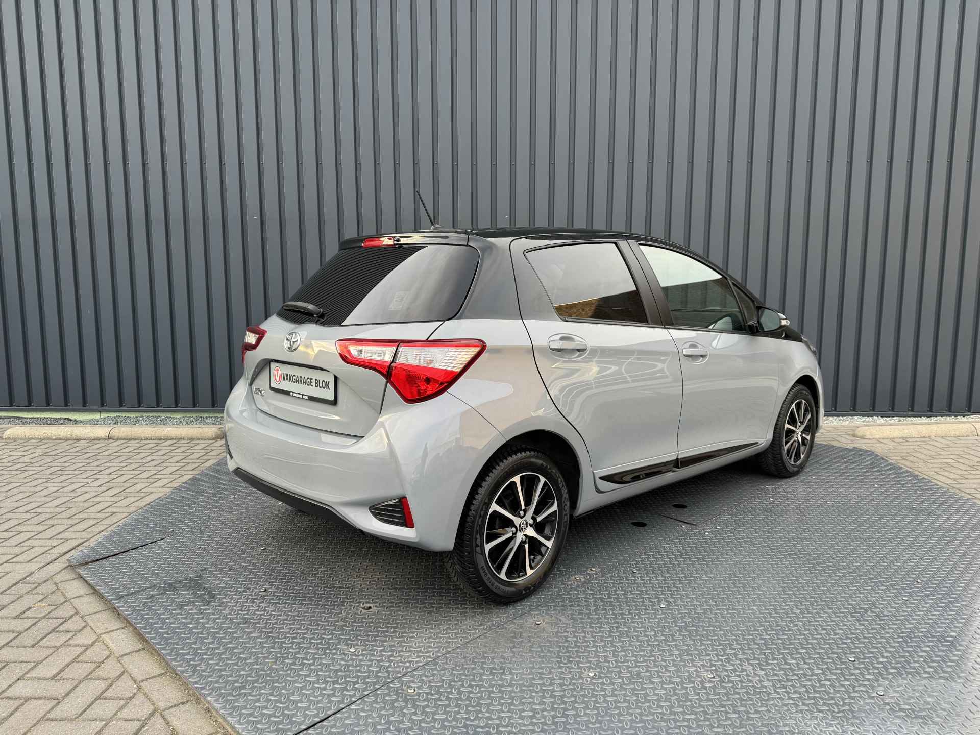 Toyota Yaris 1.5 VVT-i Bi-Tone | 4x nieuwe All Season banden | 12 mnd Bovag GARANTIE | Rijklaar!! - 10/39