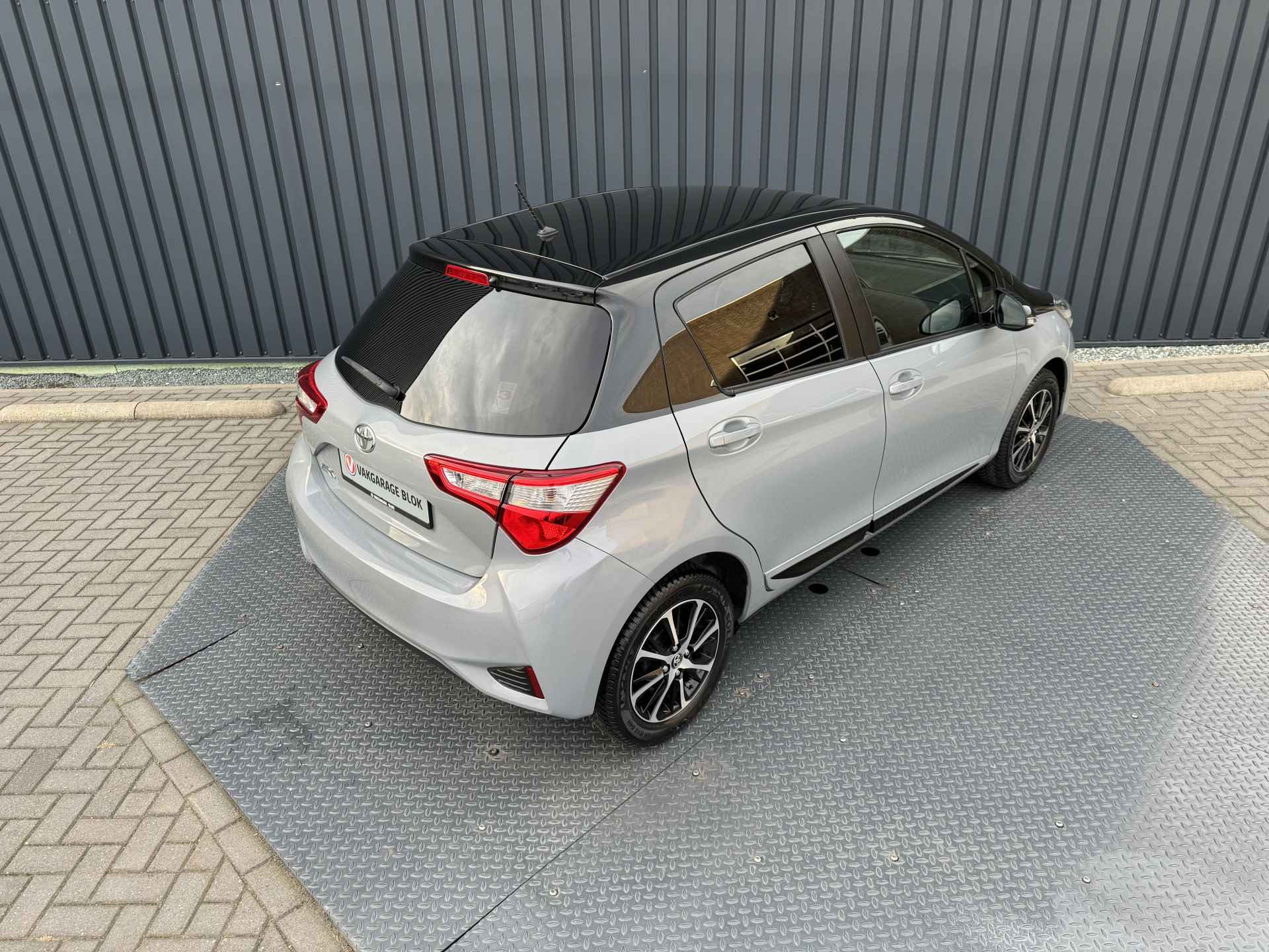 Toyota Yaris 1.5 VVT-i Bi-Tone | 4x nieuwe All Season banden | 12 mnd Bovag GARANTIE | Rijklaar!! - 11/39