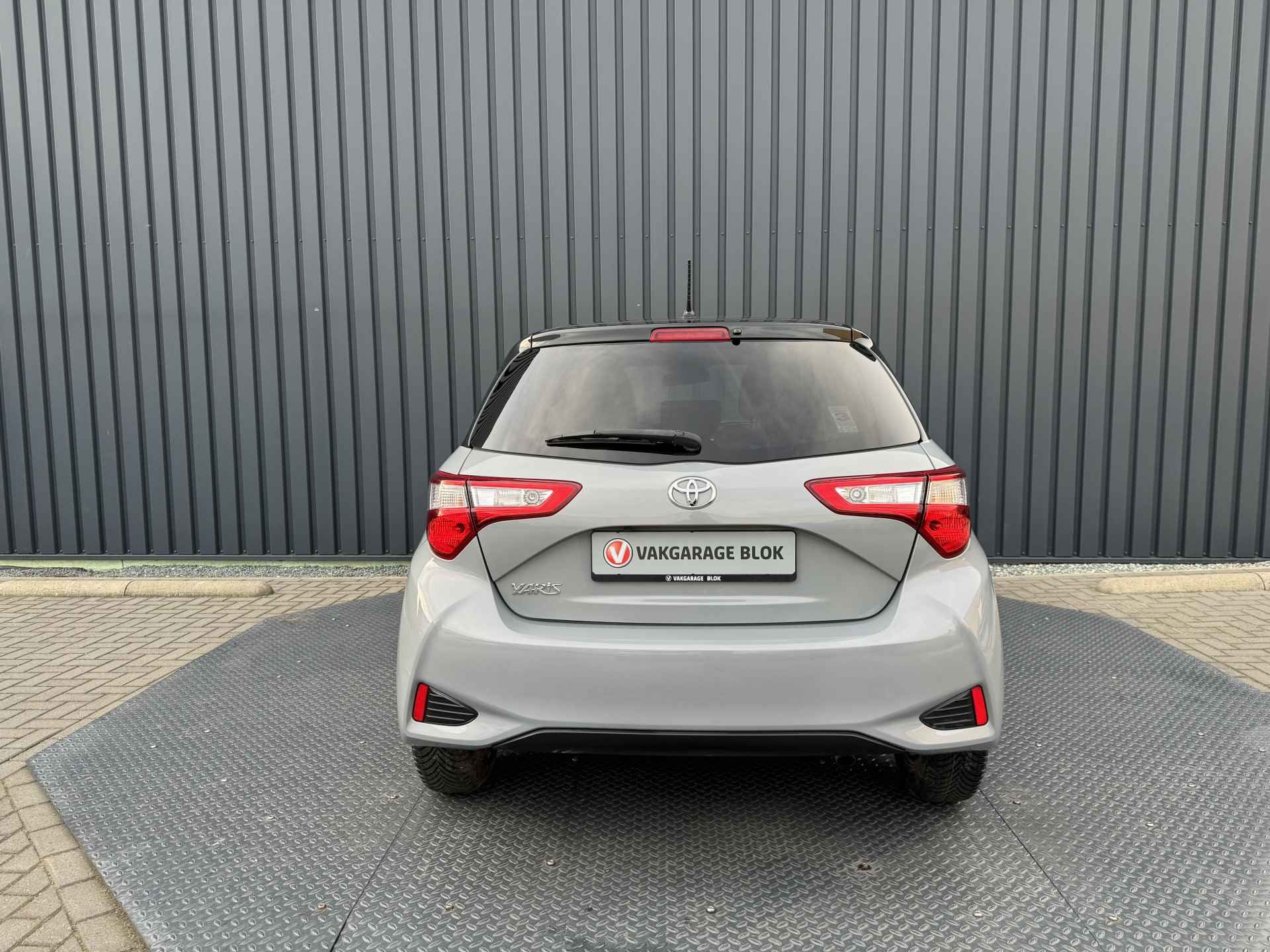 Toyota Yaris 1.5 VVT-i Bi-Tone | 4x nieuwe All Season banden | 12 mnd Bovag GARANTIE | Rijklaar!! - 12/39