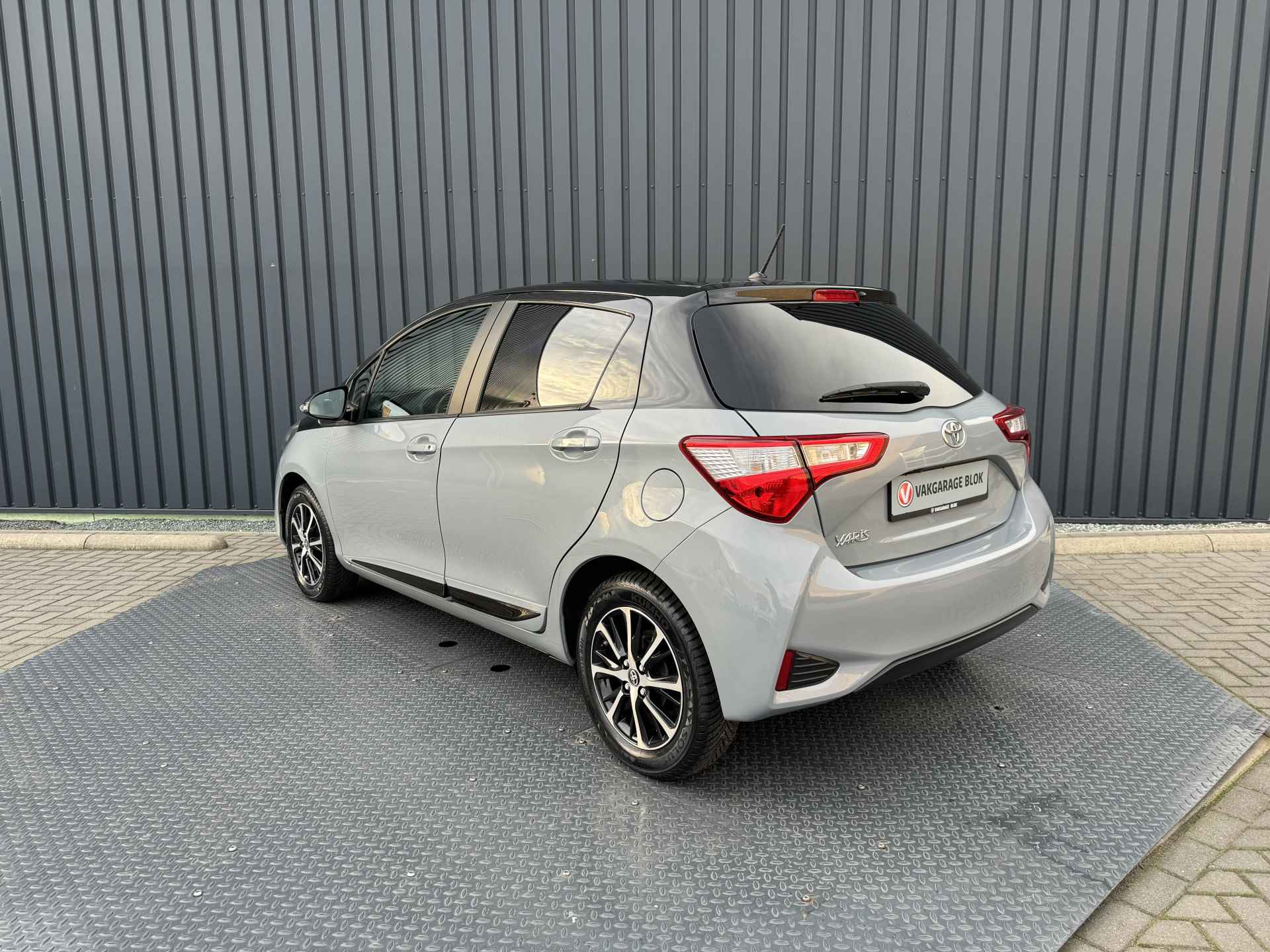 Toyota Yaris 1.5 VVT-i Bi-Tone | 4x nieuwe All Season banden | 12 mnd Bovag GARANTIE | Rijklaar!! - 13/39