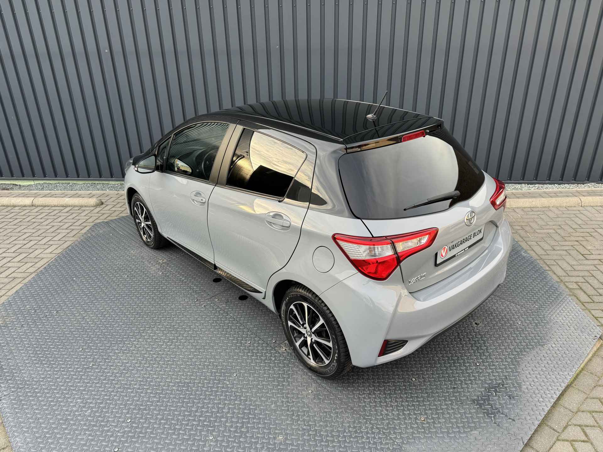 Toyota Yaris 1.5 VVT-i Bi-Tone | 4x nieuwe All Season banden | 12 mnd Bovag GARANTIE | Rijklaar!! - 14/39