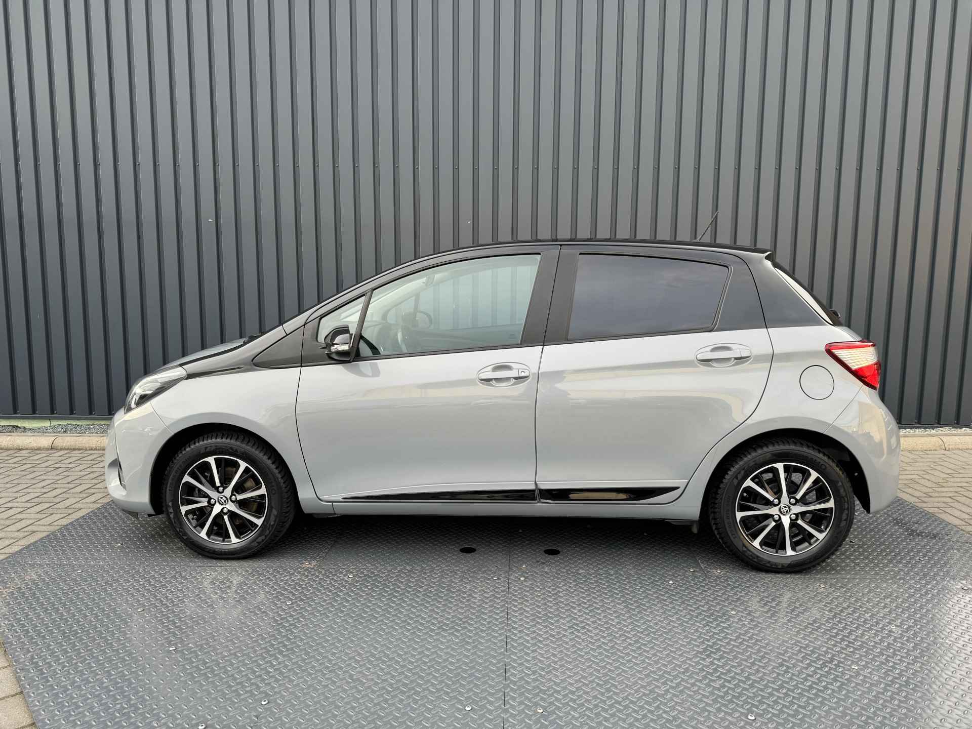 Toyota Yaris 1.5 VVT-i Bi-Tone | 4x nieuwe All Season banden | 12 mnd Bovag GARANTIE | Rijklaar!! - 15/39