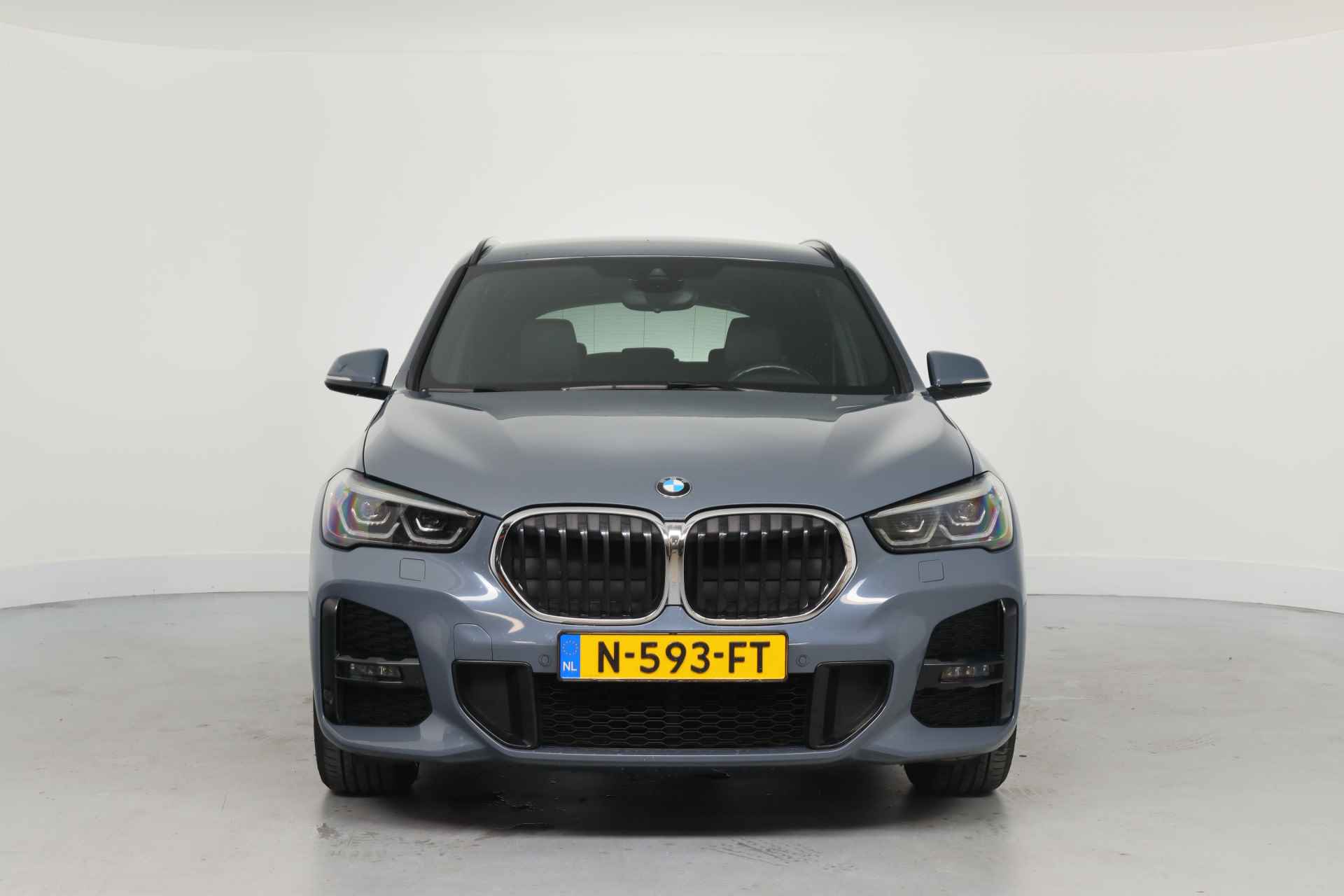 BMW X1 sDrive18i High Executive | M Sport | Adaptive Cruise | Led | Keyless | Camera | Elektr achterklep | Stoelverwarming | Sportstoel - 2/38