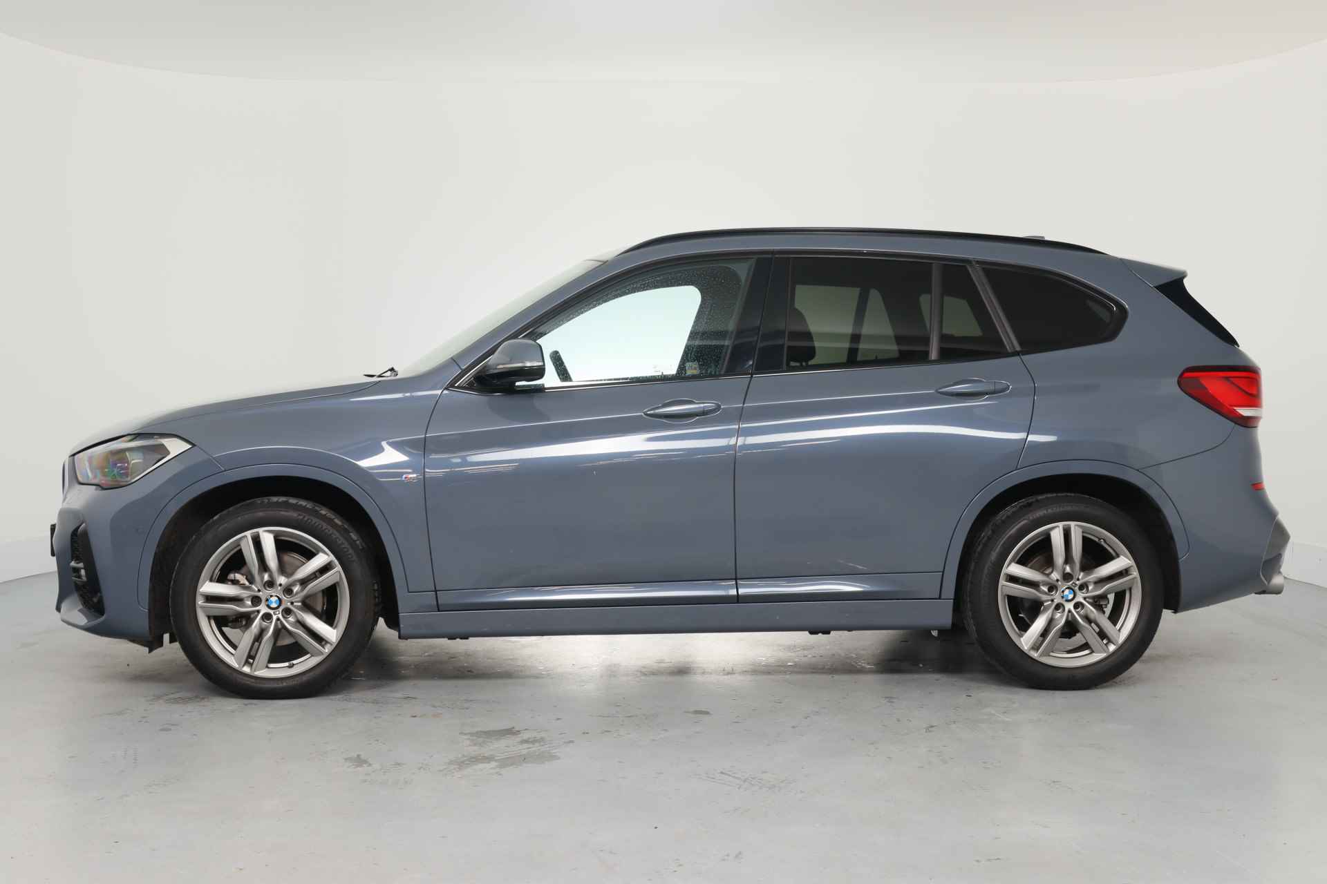BMW X1 sDrive18i High Executive | M Sport | Adaptive Cruise | Led | Keyless | Camera | Elektr achterklep | Stoelverwarming | Sportstoel - 4/38