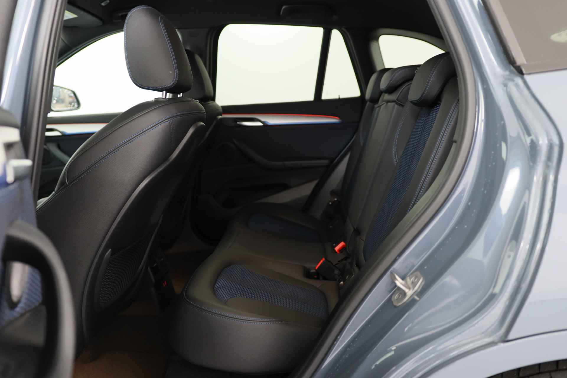 BMW X1 sDrive18i High Executive | M Sport | Adaptive Cruise | Led | Keyless | Camera | Elektr achterklep | Stoelverwarming | Sportstoel - 24/38