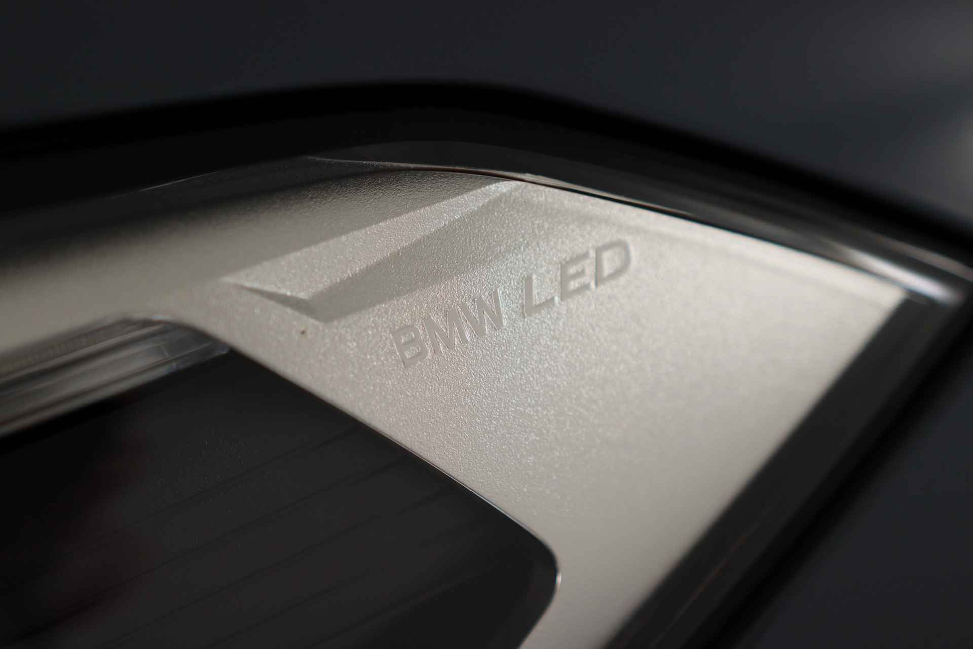 BMW X1 sDrive18i High Executive | M Sport | Adaptive Cruise | Led | Keyless | Camera | Elektr achterklep | Stoelverwarming | Sportstoel - 28/38