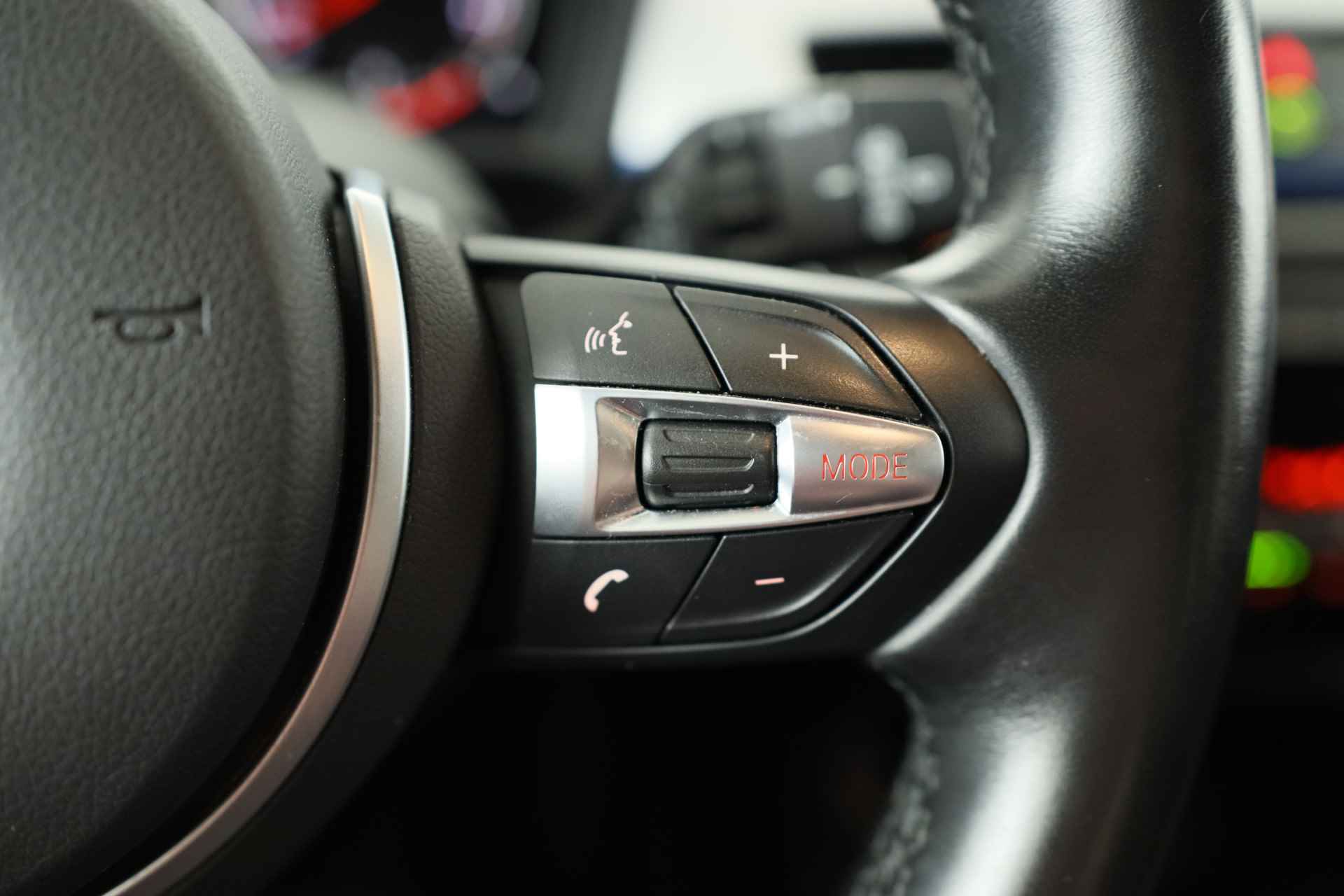 BMW X1 sDrive18i High Executive | M Sport | Adaptive Cruise | Led | Keyless | Camera | Elektr achterklep | Stoelverwarming | Sportstoel - 34/38