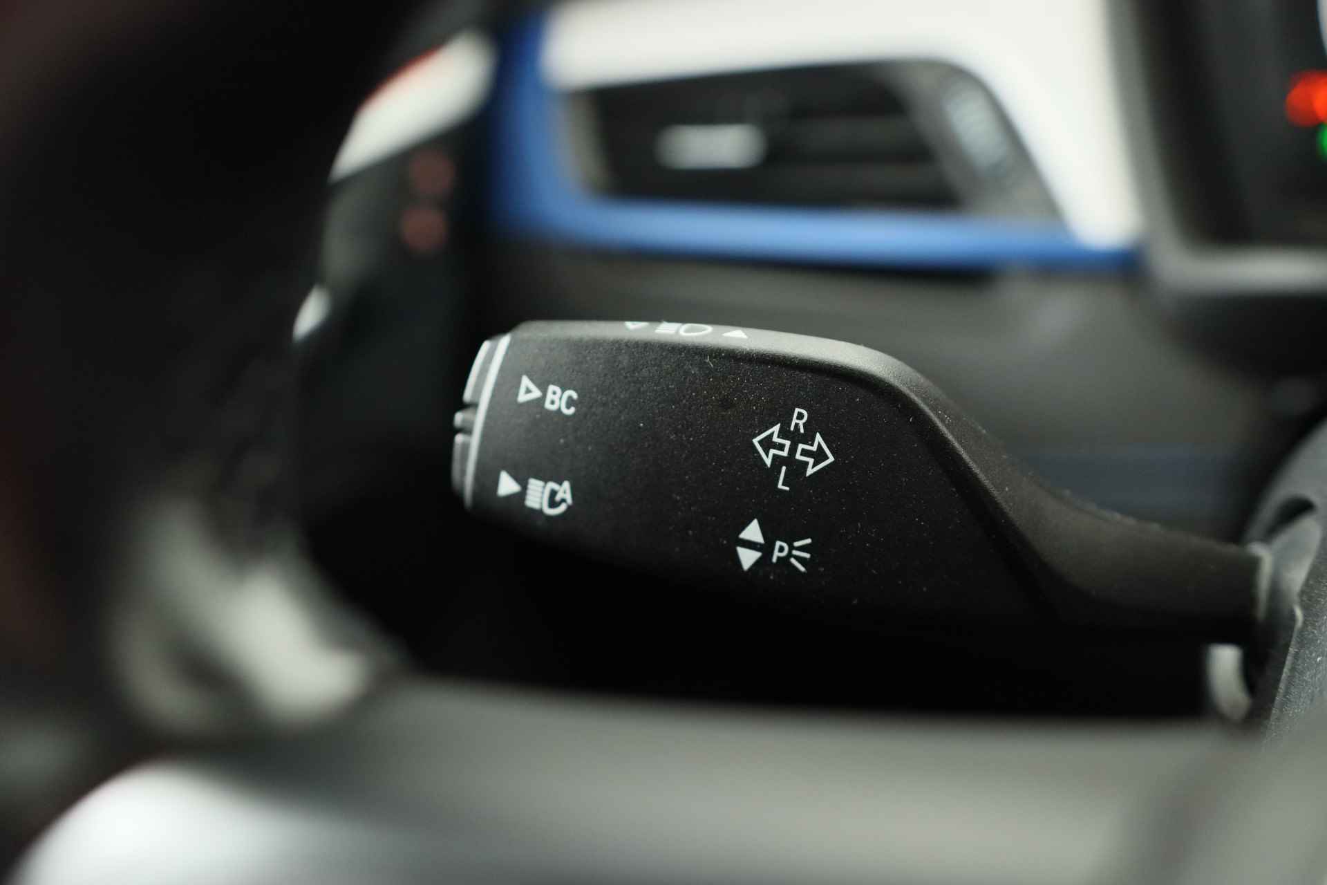 BMW X1 sDrive18i High Executive | M Sport | Adaptive Cruise | Led | Keyless | Camera | Elektr achterklep | Stoelverwarming | Sportstoel - 35/38